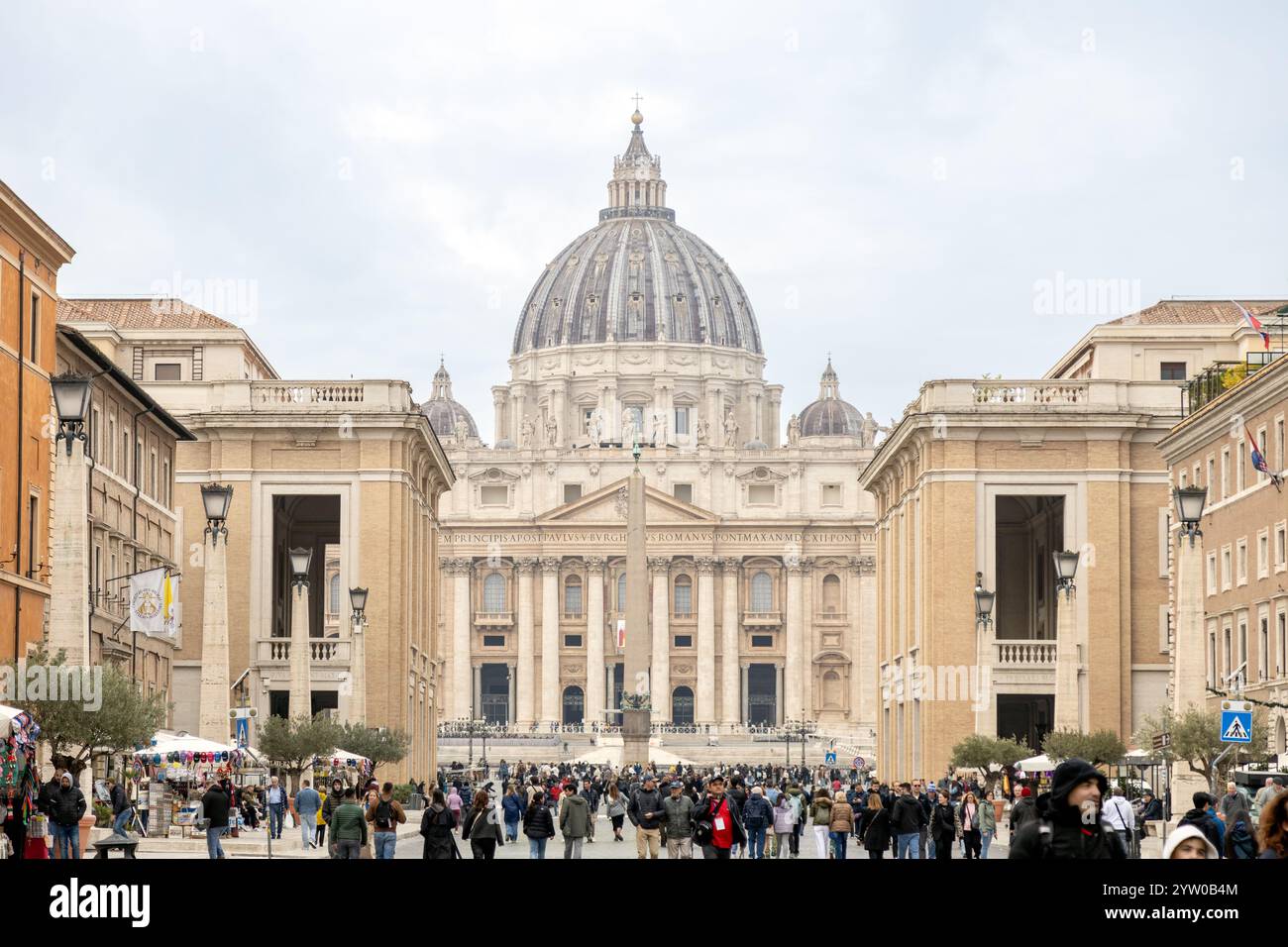 Città del Vaticano, Roma - 14 novembre 2024: Una folla affollata cammina lungo la via della conciliazione, che conduce alla Basilica di San Pietro Foto Stock