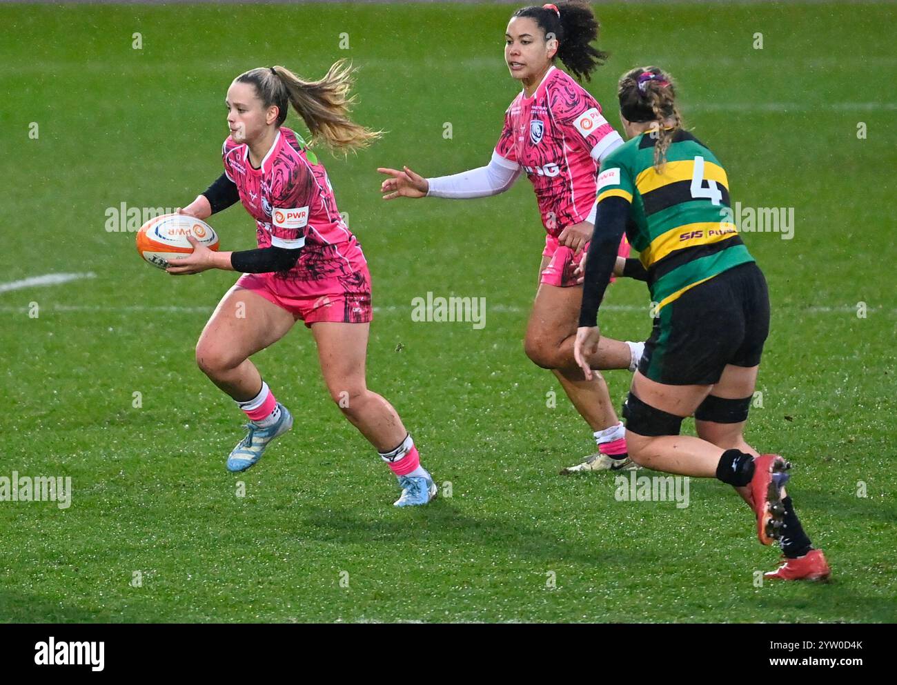 NORTHAMPTON, INGHILTERRA - 8 dicembre: Ellie Green di Gloucester-Hartpury in azione durante la partita tra Loughborough Lightning e Gloucester-Hartpury al cinch Stadium Franklin's Gardens. Northampton Regno Unito. Crediti: PATRICK ANTHONISZ/Alamy Live News Foto Stock