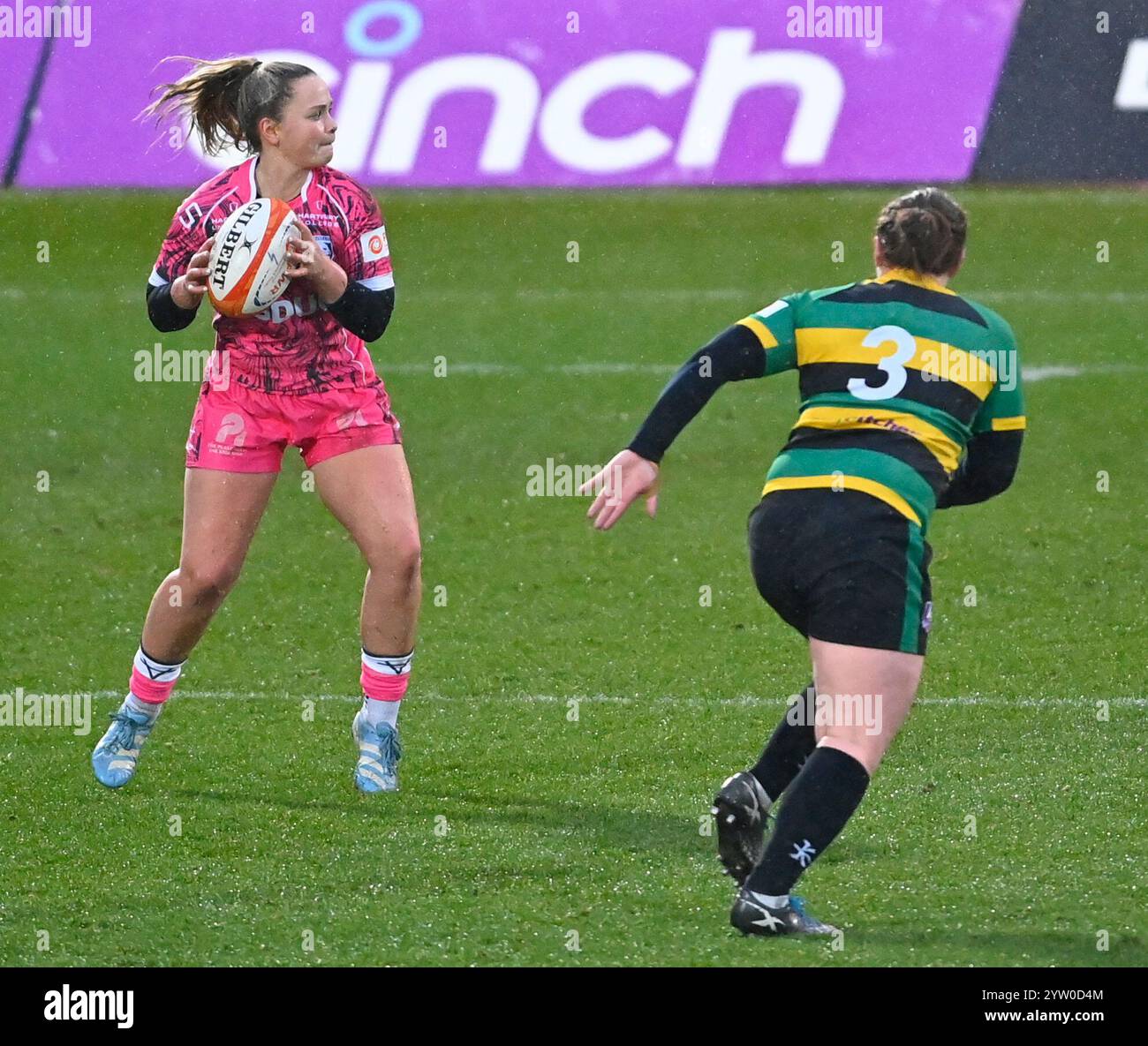 NORTHAMPTON, INGHILTERRA - 8 dicembre: Ellie Green di Gloucester-Hartpury in azione durante la partita tra Loughborough Lightning e Gloucester-Hartpury al cinch Stadium Franklin's Gardens. Northampton Regno Unito. Crediti: PATRICK ANTHONISZ/Alamy Live News Foto Stock