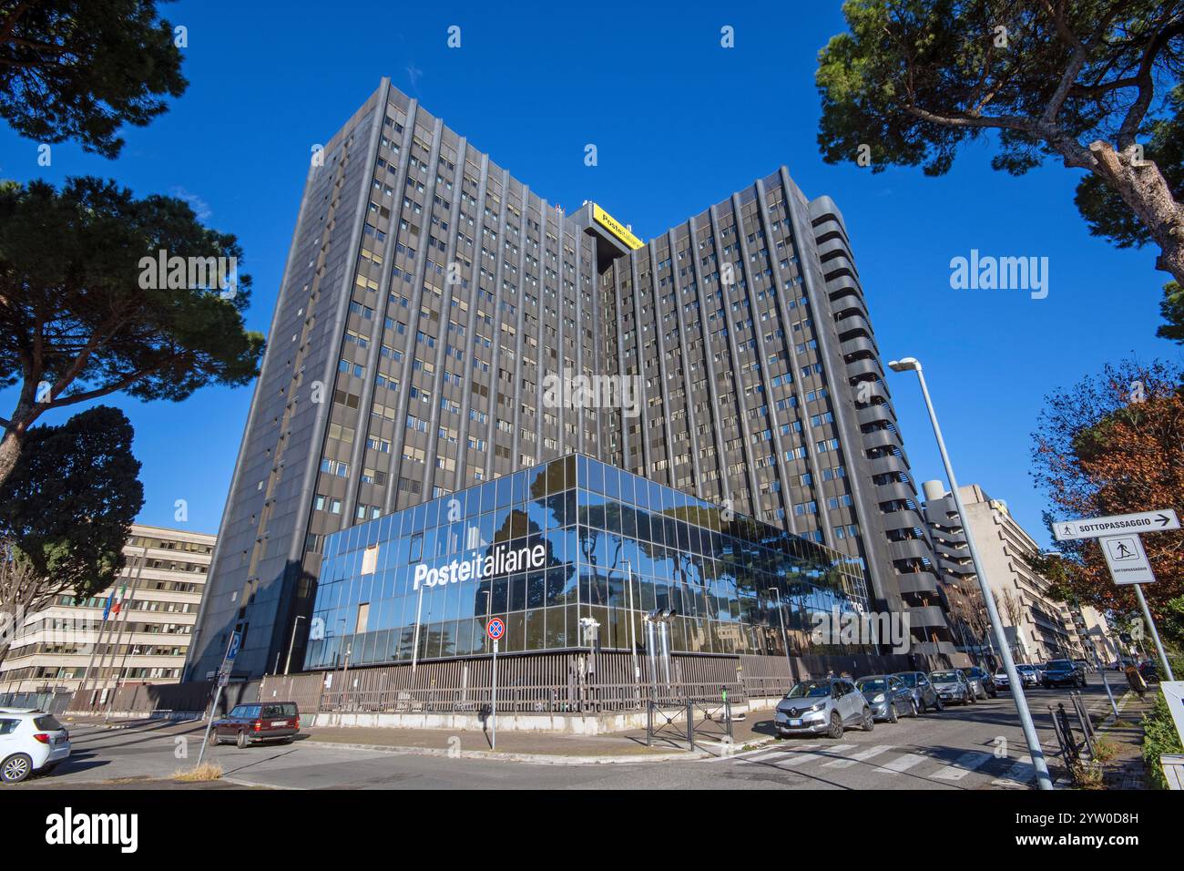 Poste italiane ha sede nel quartiere EUR, Roma, Italia Foto Stock