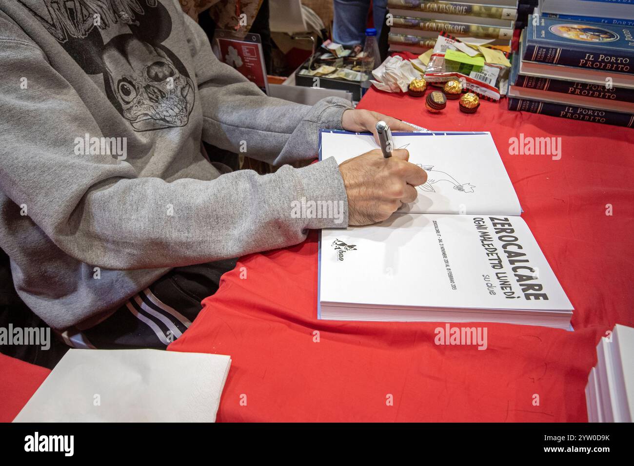 Il fumettista Zerocalcare (Michele Rech) firma un libro a "Più libri Più liberi" 2024, Fiera Nazionale della piccola e media Editoria, Roma, Italia Foto Stock