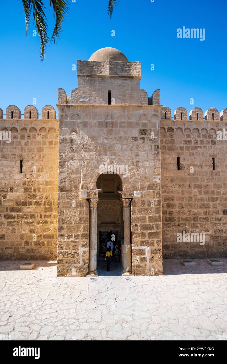 Ingresso monumentale de la grande Mosquée de Sousse, en Tunisie, avec son Architecture en pierre et ses colonnes anciennes sous un ciel bleu éclatant. Foto Stock