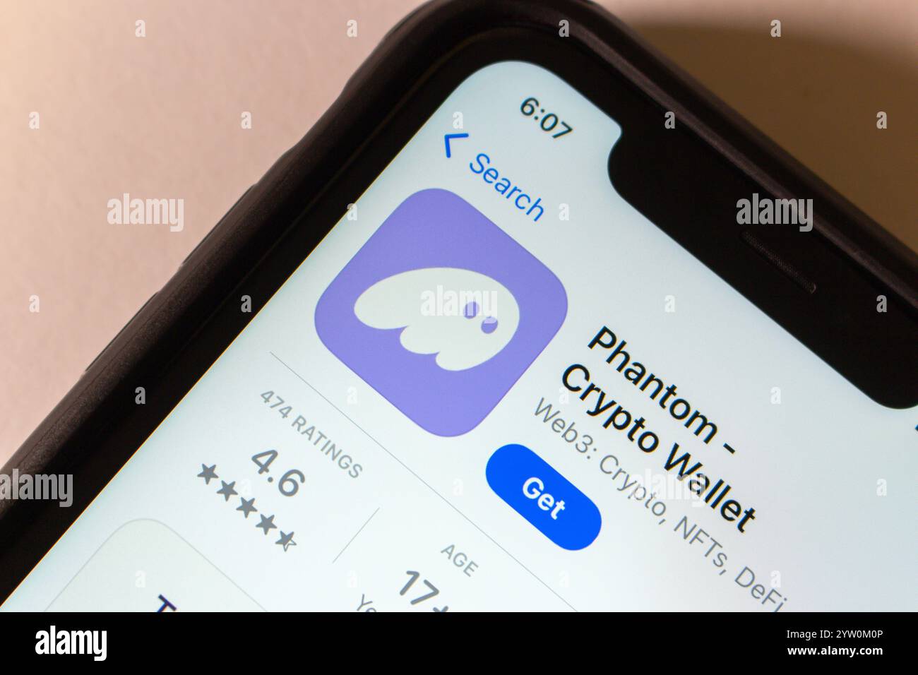 L'app Phantom viene visualizzata sull'App Store. Phantom è un portafoglio cripto auto-custodibile per la gestione di token, NFT e dApps su Solana, Ethereum e Polygon Foto Stock