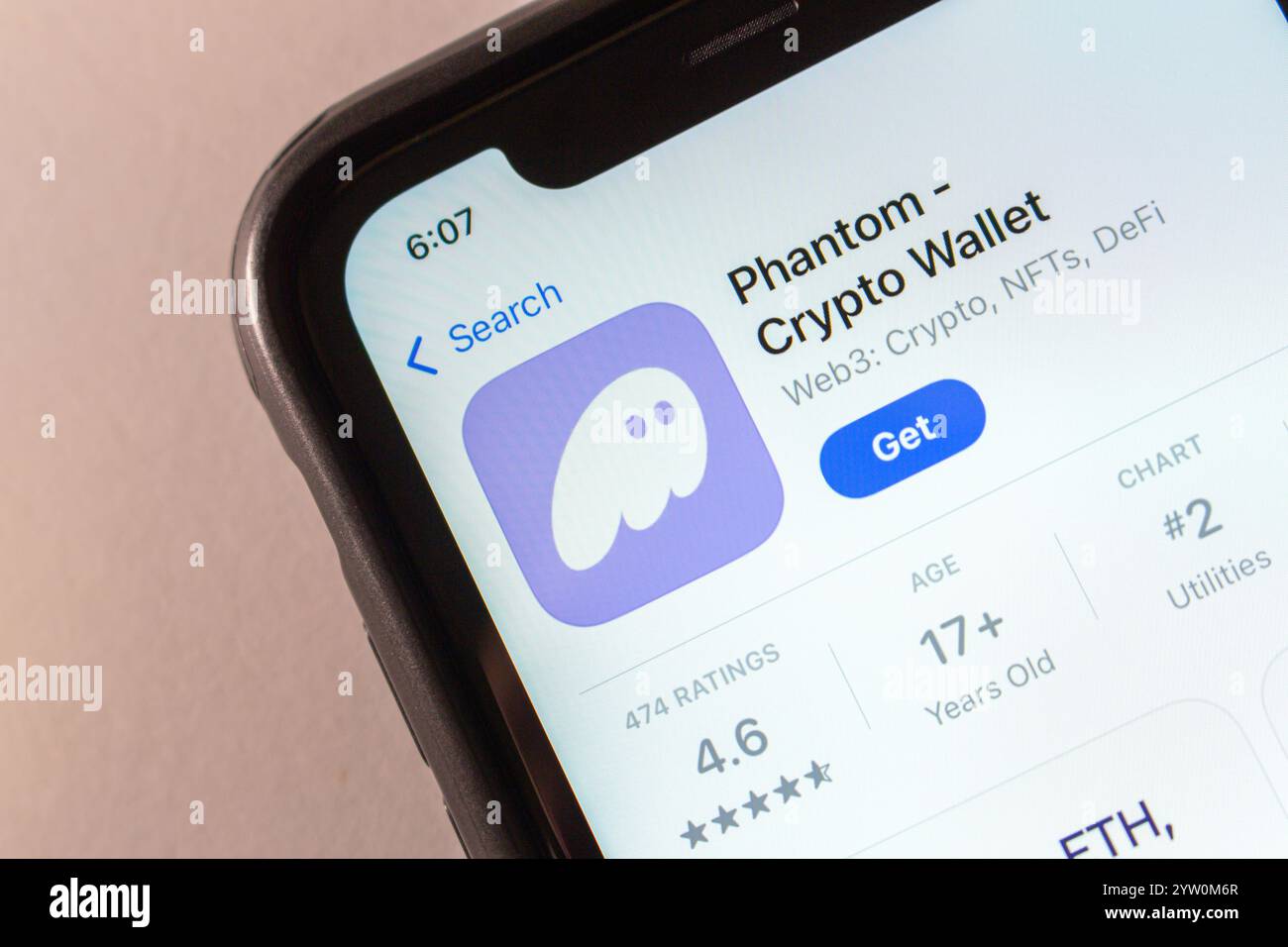 L'app Phantom viene visualizzata sull'App Store. Phantom è un portafoglio cripto auto-custodibile per la gestione di token, NFT e dApps su Solana, Ethereum e Polygon Foto Stock