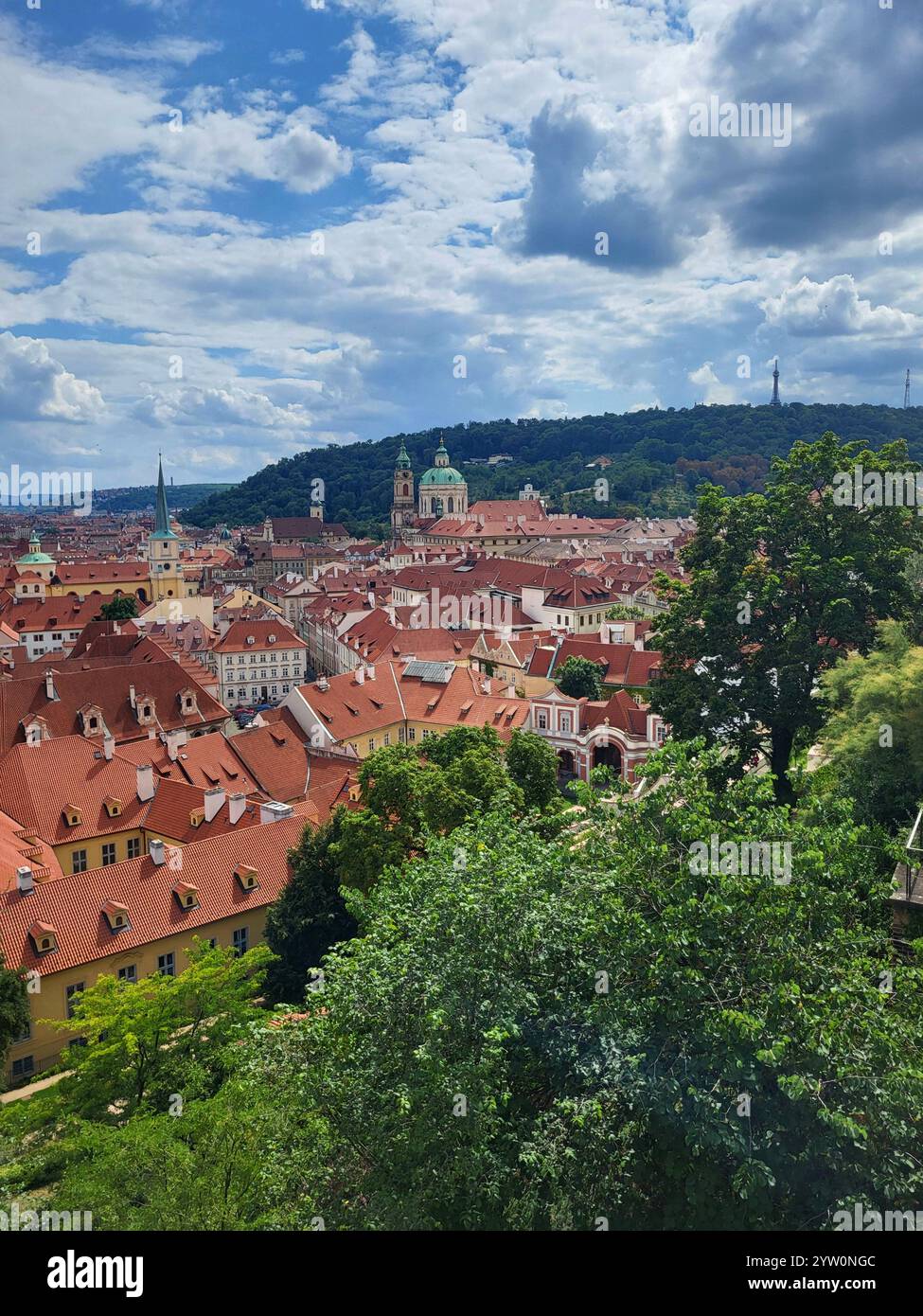 Vista panoramica degli storici edifici rossi sul tetto di Praga e dello skyline - Immagine stock catturata con smartphone