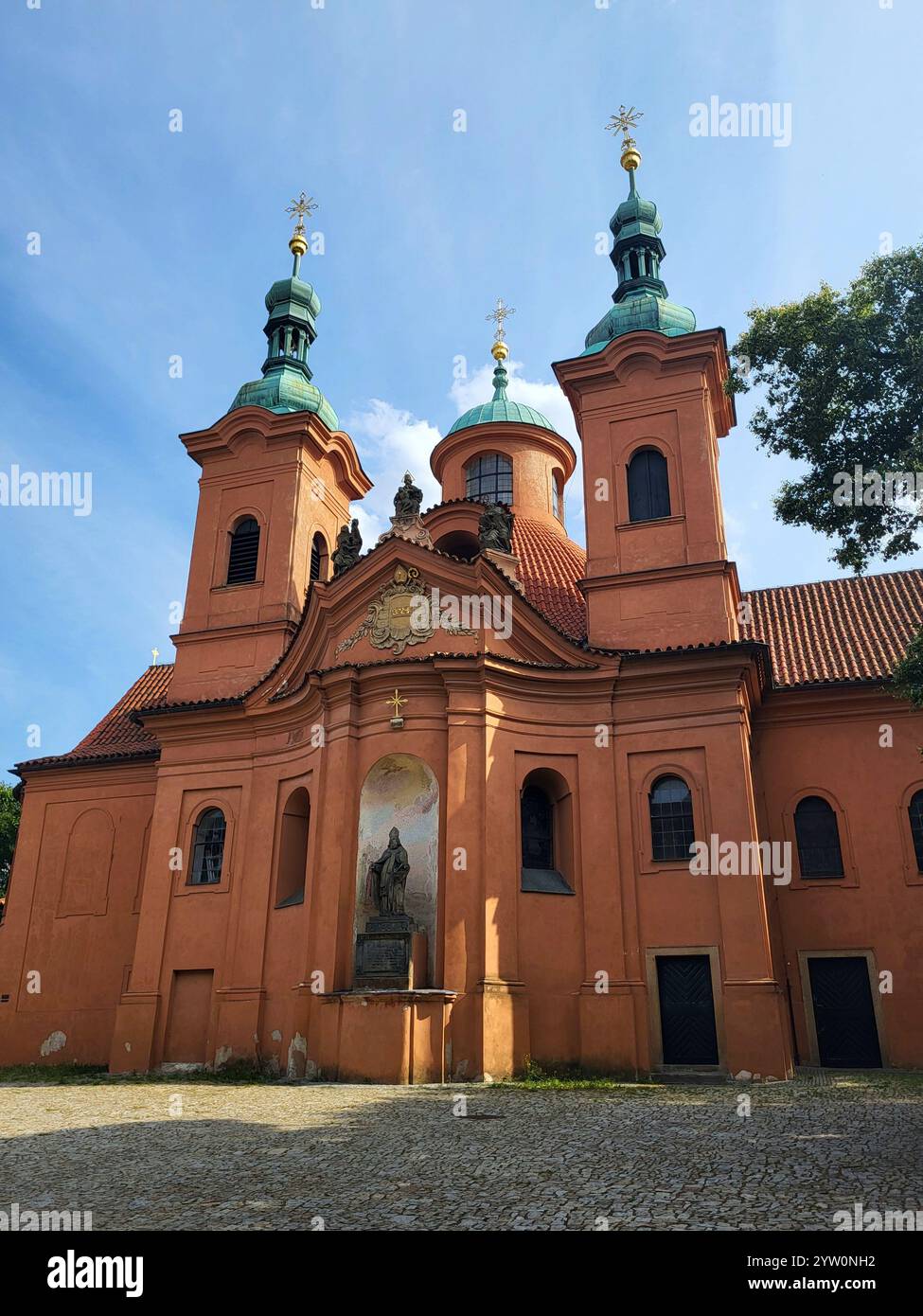 Storica chiesa barocca con torri gemelle sotto il cielo azzurro - Immagine stock catturata con smartphone