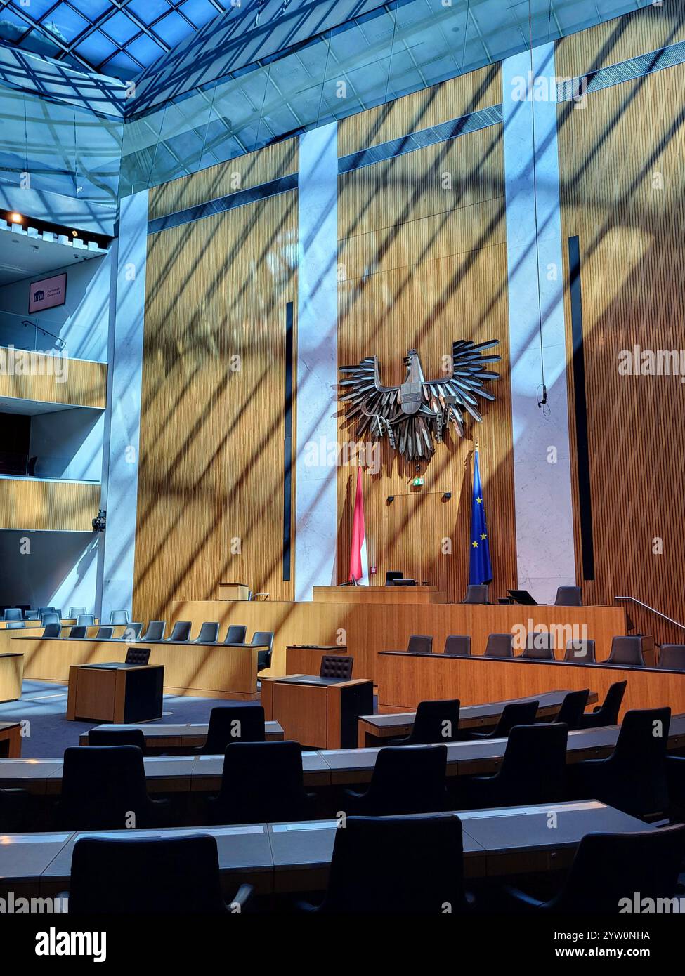 Moderna sala riunioni del governo con interni in legno illuminati dal sole - Immagine stock catturata con smartphone