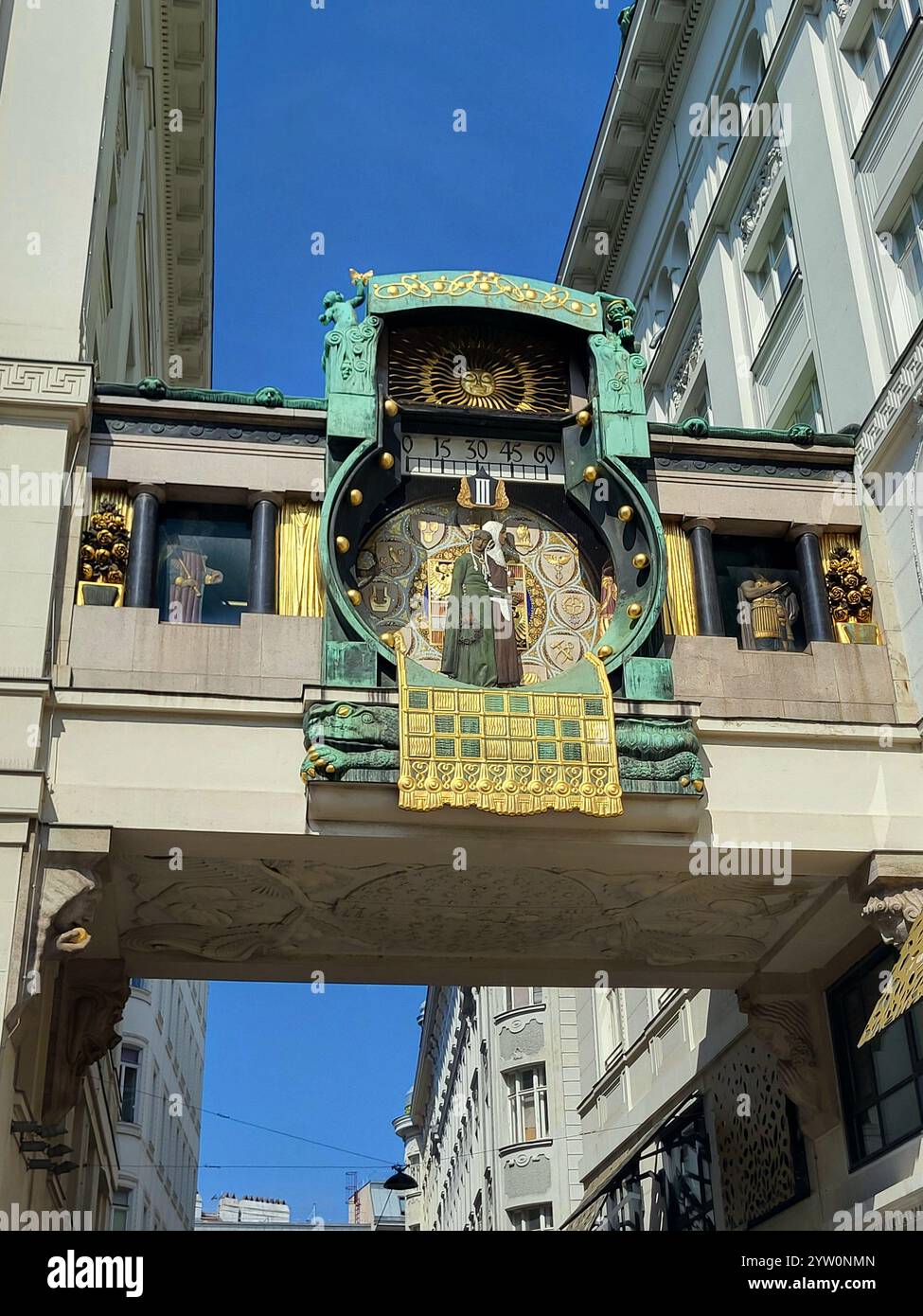 Storico orologio ornato in un edificio di Vienna - Immagine stock catturata con smartphone