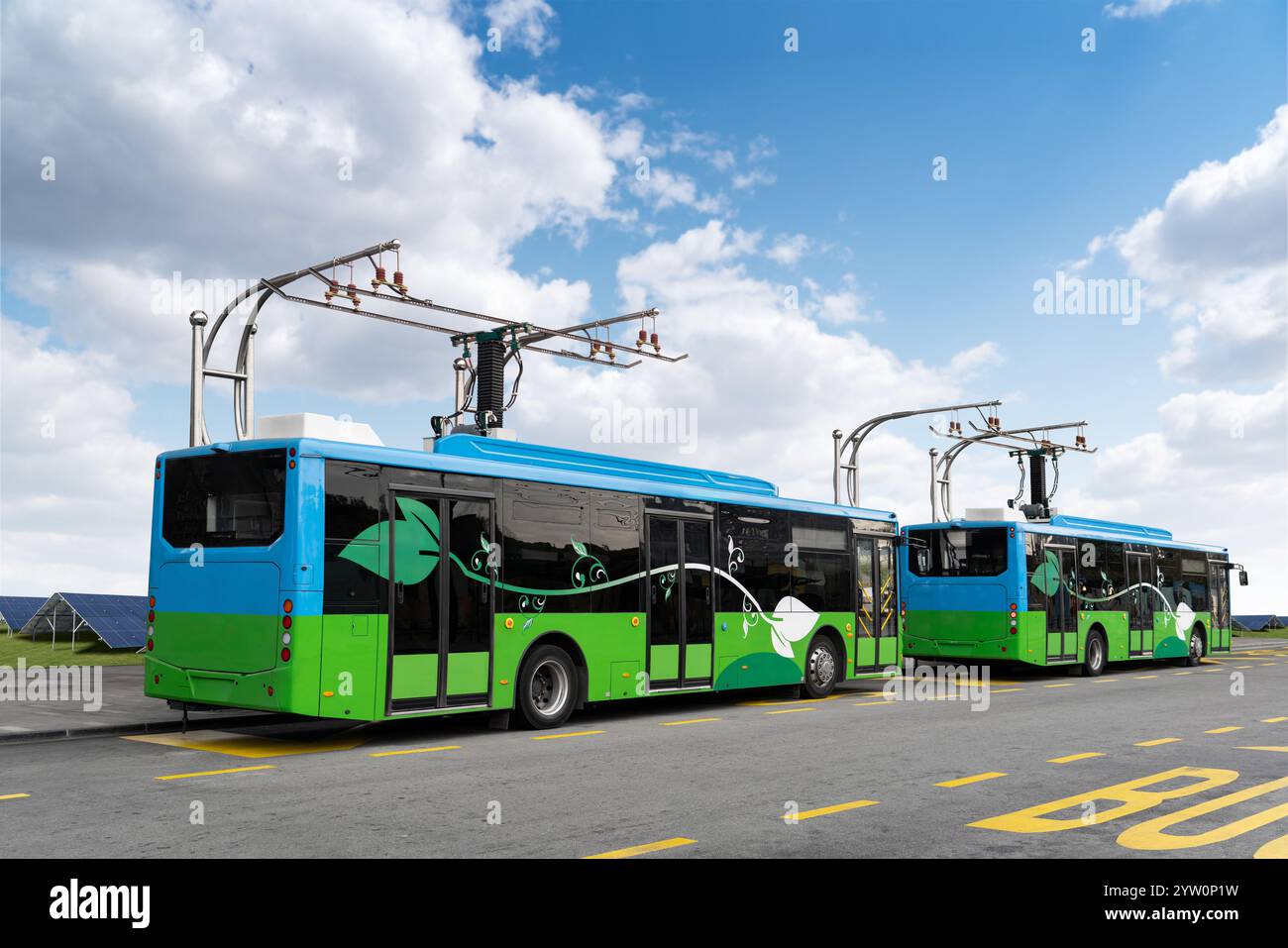 Il bus elettrico a una fermata viene caricato dal pantografo. Mobilità pulita. Foto Stock