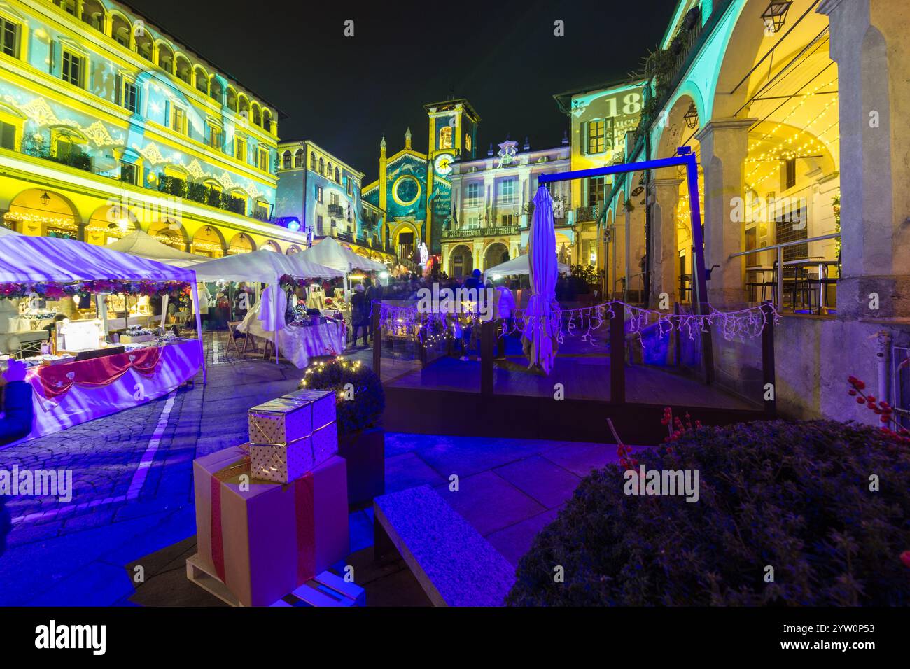 Villaggio italiano chiamato Moncalieri di notte, con feste natalizie luci e decorazioni Foto Stock
