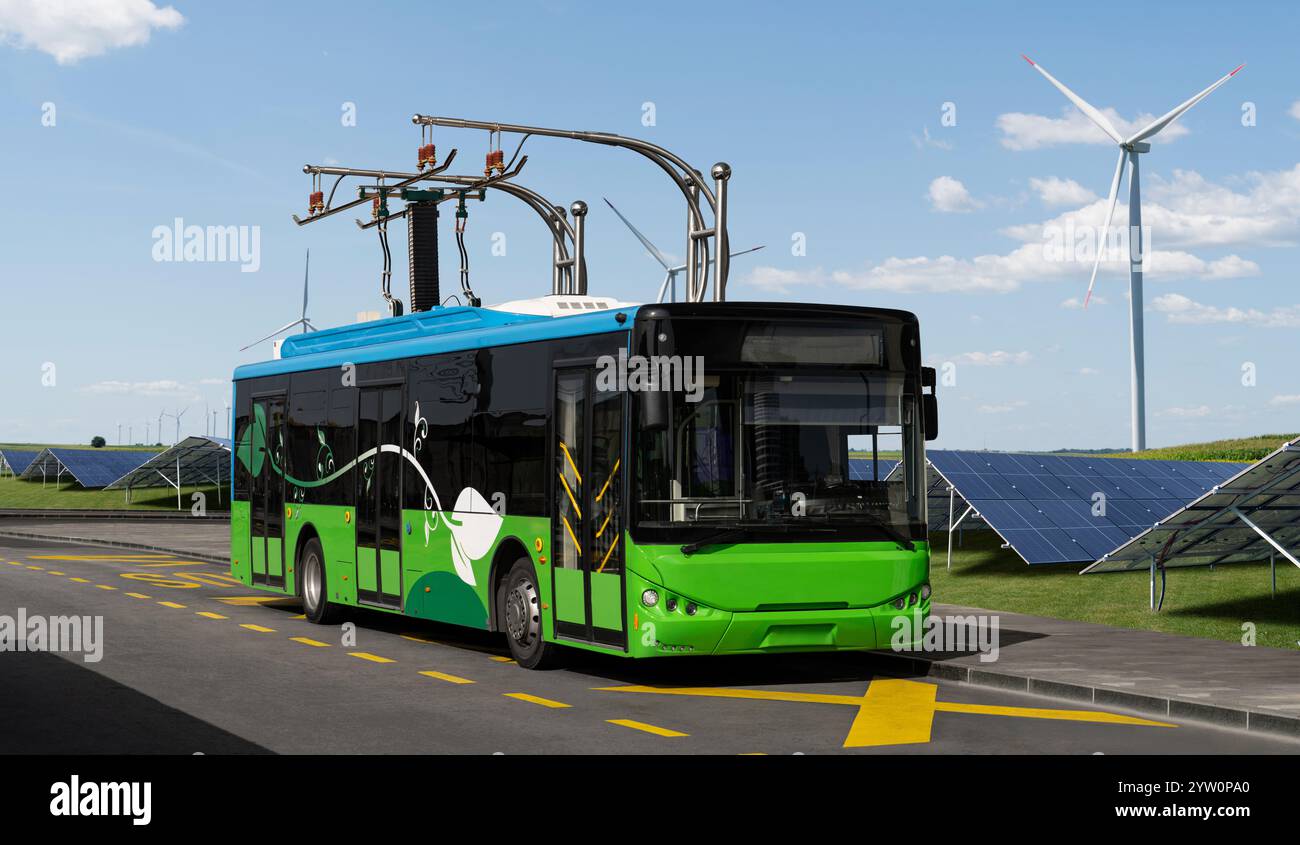 L'autobus elettrico alla fermata è caricato dal pantografo. Pannelli sola sullo sfondo. Foto Stock