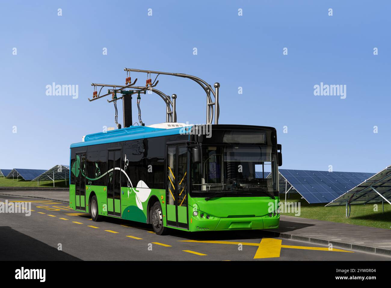 L'autobus elettrico alla fermata è caricato dal pantografo. Pannelli sola sullo sfondo. Foto Stock