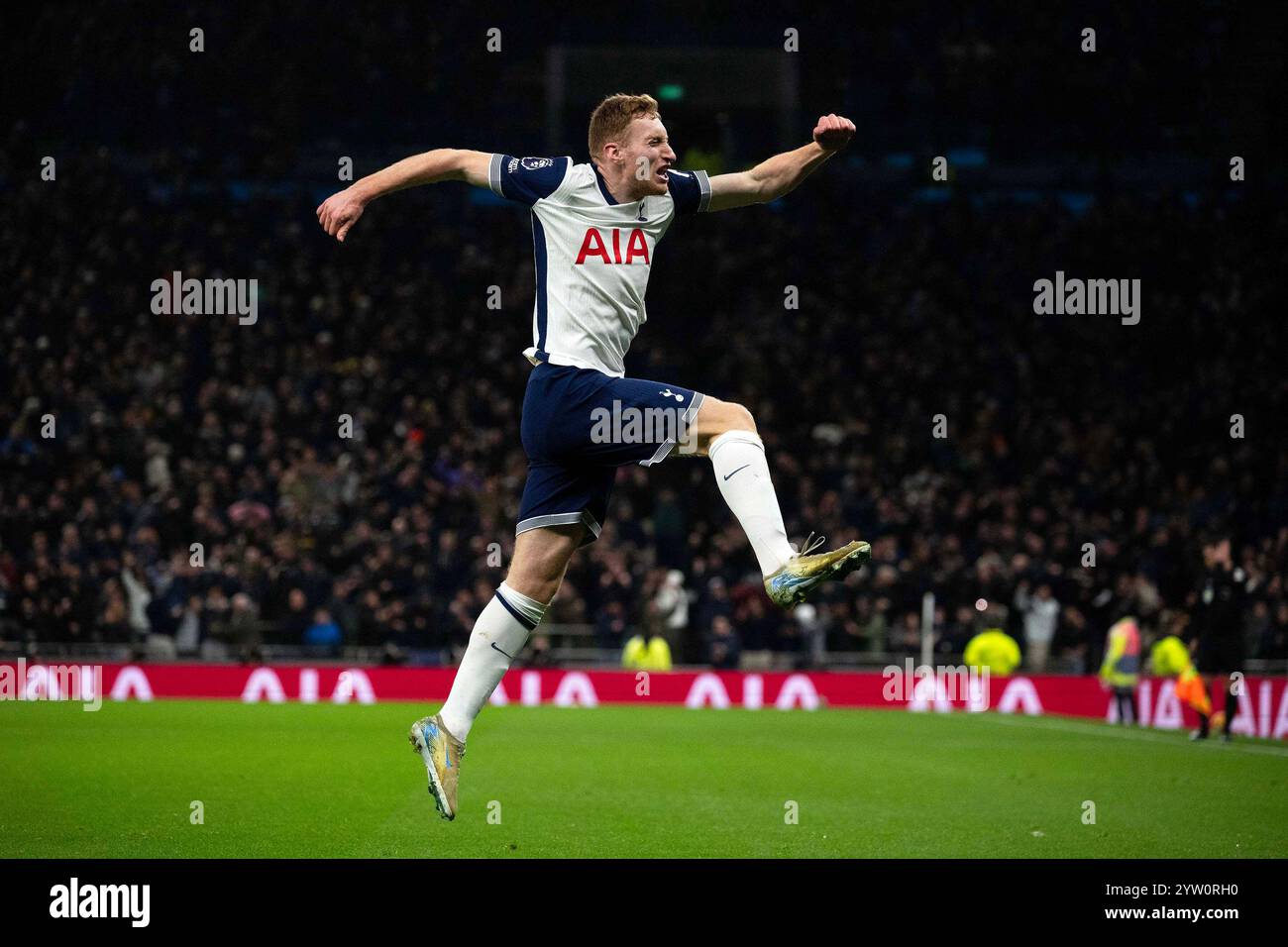 Londra, Regno Unito. 8 dicembre 2024. Dejan Kulusevski del Tottenham Hotspur festeggia dopo aver segnato il secondo gol della sua squadra. Partita di Premier League, Tottenham Hotspur contro Chelsea allo stadio Tottenham Hotspur di Londra domenica 8 dicembre 2024. Questa immagine può essere utilizzata solo per scopi editoriali. Foto per uso editoriale di Sandra Mailer/Andrew Orchard fotografia sportiva/Alamy Live news Credit: Andrew Orchard fotografia sportiva/Alamy Live News Foto Stock