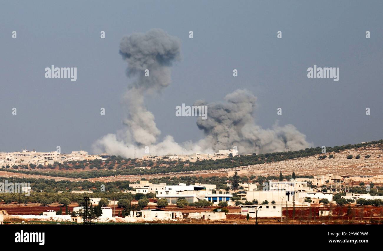 Il fumo aumenta dopo che un attacco delle forze israeliane avrebbe preso di mira S vicino alla base aerea di Mezzeh, a Damasco, in Siria, l'8 dicembre 2024. Dopo sessantuno anni di governo del partito Baath in Siria crolla domenica, quando, la capitale cadde dalle mani del controllo del regime l'8 dicembre, quando gruppi armati anti-regime iniziarono a dominare la capitale, il regime di Assad domenica mattina perse rapidamente tutto il controllo di Damasco. Foto di OMAR HAJ KADOUR/UPI. Crediti: UPI/Alamy Live News Foto Stock