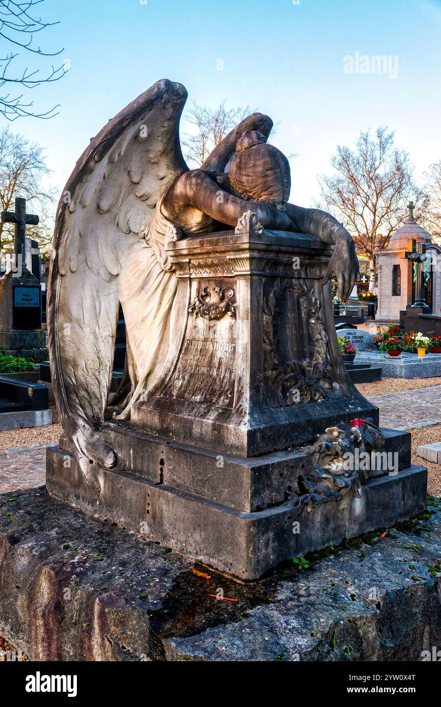 La statua dell'Angelo piangente nel cimitero di Notre-Dame di Lussemburgo raffigura un angelo crollato nel dolore, a simboleggiare il profondo dolore. Foto Stock