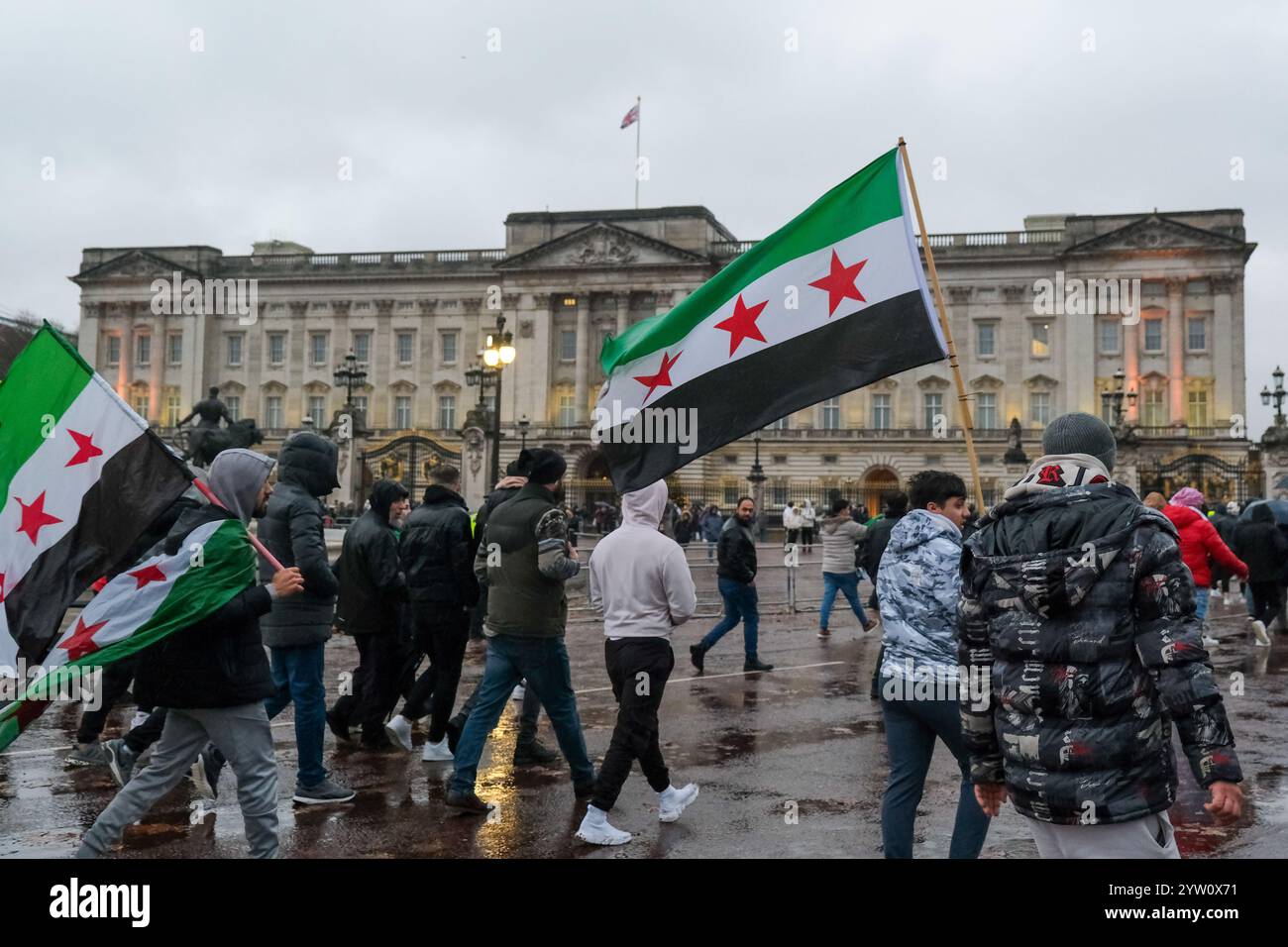 Londra, Regno Unito. 8 dicembre 2024. I britannici-siriani si sono riuniti per celebrare la fine del regime di Assad in Trafalgar Square, dove in seguito un grande gruppo ha marciato verso l'ambasciata siriana, chiedendo che la bandiera del precedente governo fosse abbattuta dall'edificio e sostituita con le tre forze di opposizione con la bandiera rossa. Credito: Fotografia dell'undicesima ora/Alamy Live News Foto Stock