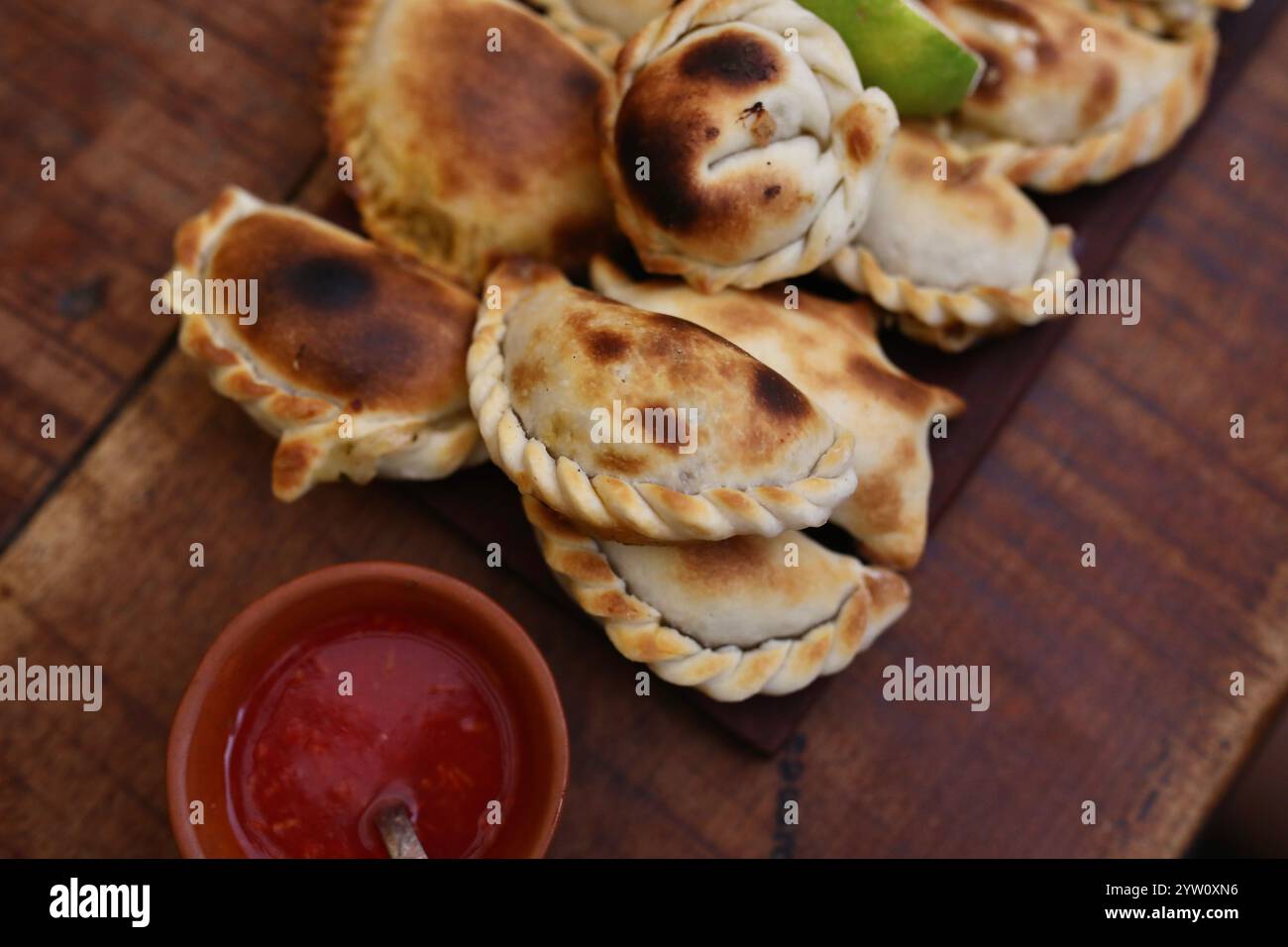 Empanadas, i piccoli boccali ripieni che sono il piatto nazionale argentino, sono serviti in un ristorante a Cafayate, nella provincia di Salta, nelle Ande argentine. Foto Stock