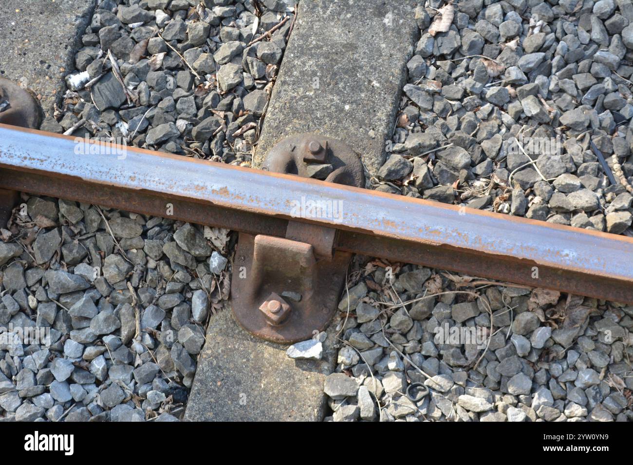 Primo piano della vecchia rotaia in cemento arrugginito della ferrovia bullhead. Weardale Railway, Inghilterra nord-orientale Foto Stock