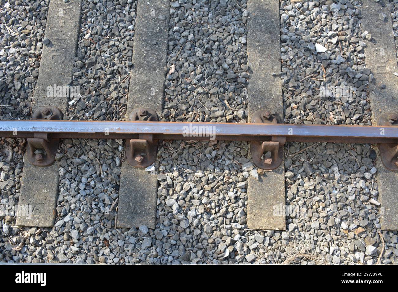 Primo piano della vecchia ferrovia bullhead con letto in cemento. Weardale Railway, Inghilterra nord-orientale Foto Stock