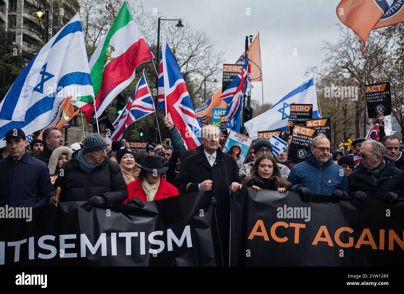 Londra, Regno Unito, 8 dicembre 2024: “Agire contro l’odio prima che sia troppo tardi” Una manifestazione contro l’antisemitismo e a sostegno di Israele l’8 dicembre, Londra. Una marcia dalla Royal Courts of Justice a Parliament Square, guidata da membri e sostenitori della British Jewish Community culminò in una manifestazione fuori dalle Houses of Parliament. (Tennessee Jones - Alamy Live News) Foto Stock