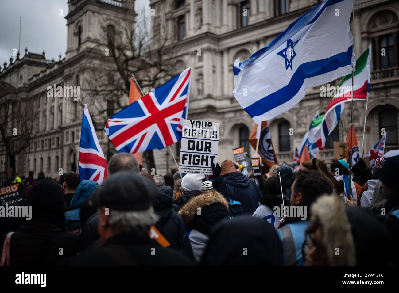 Londra, Regno Unito, 8 dicembre 2024: “Agire contro l’odio prima che sia troppo tardi” Una manifestazione contro l’antisemitismo e a sostegno di Israele l’8 dicembre, Londra. Una marcia dalla Royal Courts of Justice a Parliament Square, guidata da membri e sostenitori della British Jewish Community culminò in una manifestazione fuori dalle Houses of Parliament. (Tennessee Jones - Alamy Live News) Foto Stock