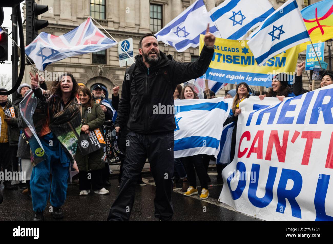 Londra, Regno Unito, 8 dicembre 2024: “Agire contro l’odio prima che sia troppo tardi” Una manifestazione contro l’antisemitismo e a sostegno di Israele l’8 dicembre, Londra. Una marcia dalla Royal Courts of Justice a Parliament Square, guidata da membri e sostenitori della British Jewish Community culminò in una manifestazione fuori dalle Houses of Parliament. (Tennessee Jones - Alamy Live News) Foto Stock