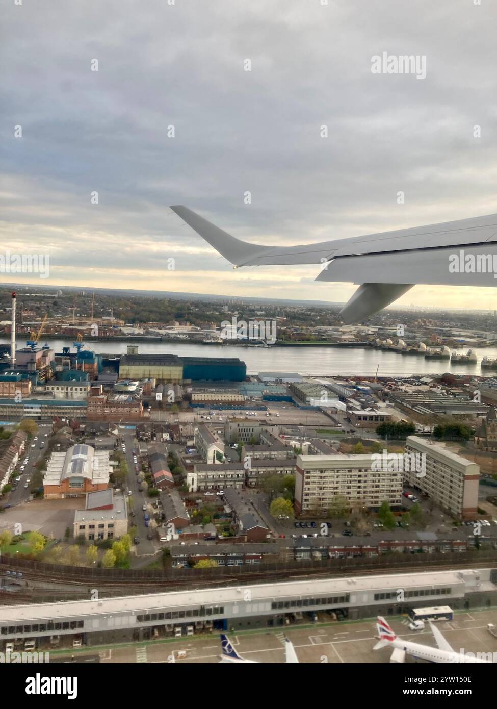 Una vista del Tamigi e di Londra dalla finestra di un aereo mentre si decolla all'aeroporto della città di Londra Foto Stock