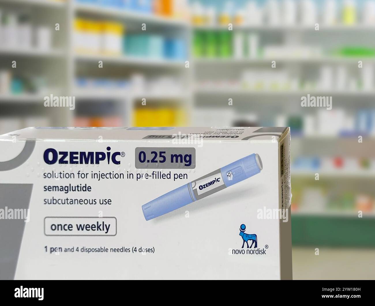 Penna per iniezione di insulina Ozempic o penna per cartucce di insulina per diabetici di Novo Nordisk. Apparecchiature mediche per parienti diabetici con farmacia offuscata Foto Stock
