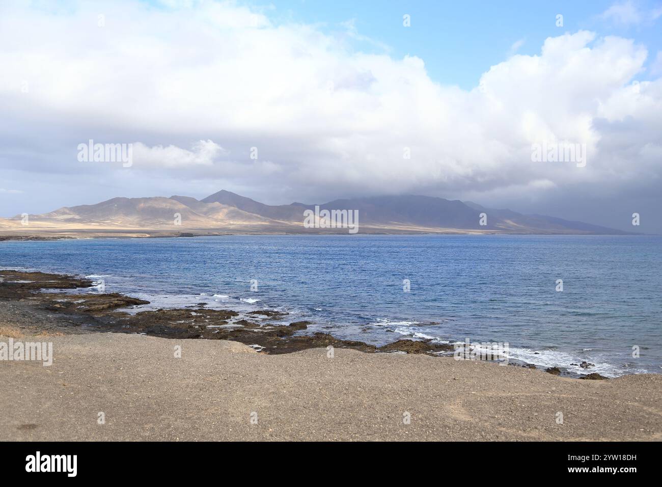 Splendido paesaggio di una baia vulcanica e dell'oceano a Fuerteventura. Foto Stock