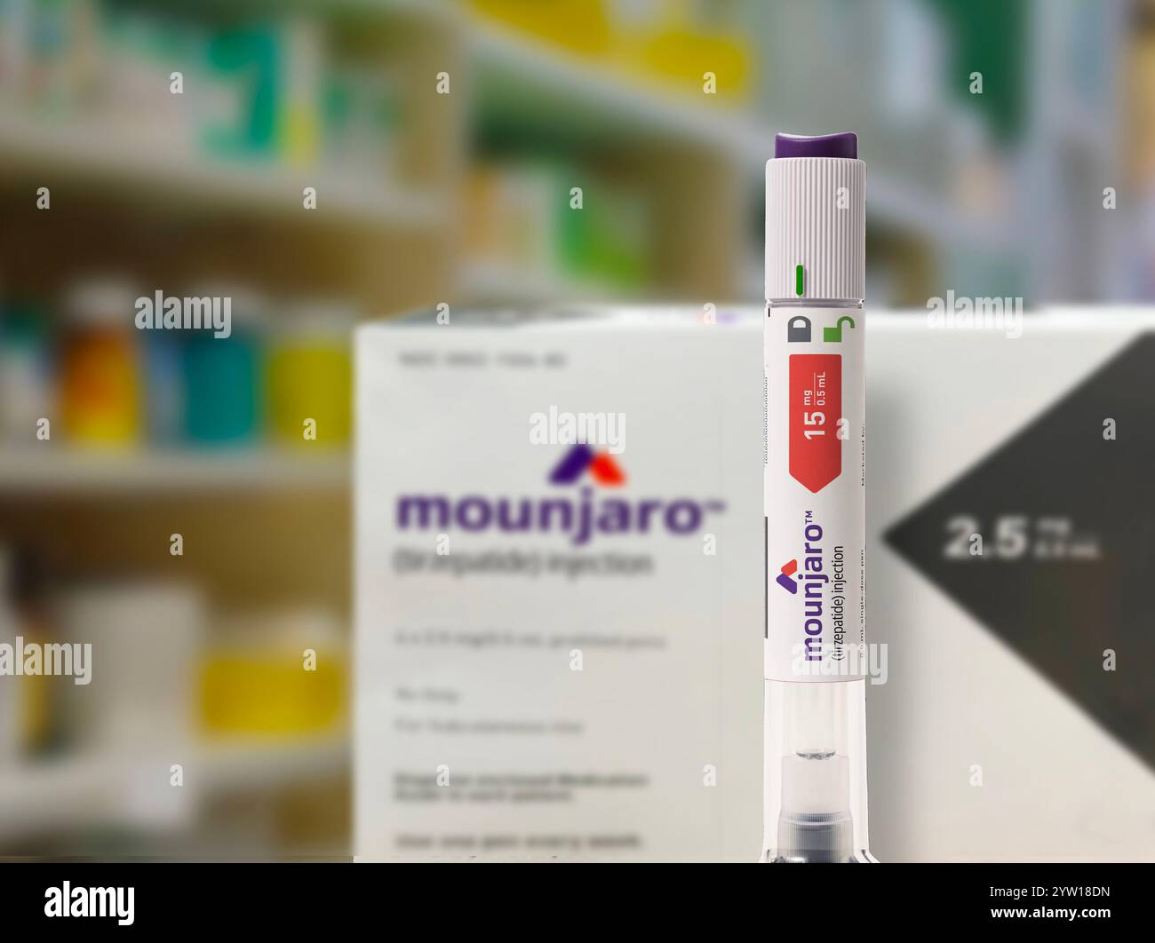Mounjaro - Tirzepatide con penna iniettabile è un farmaco antidiabetico utilizzato per il trattamento del diabete di tipo 2 per perdere peso e controllare il sug di sangue Foto Stock