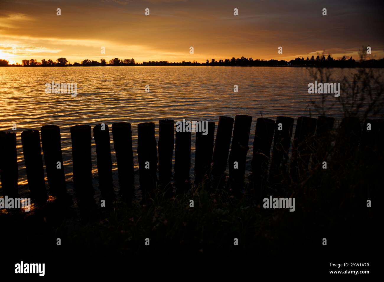 Tramonto nuvoloso sul fiume Mincio a Mantova Foto Stock