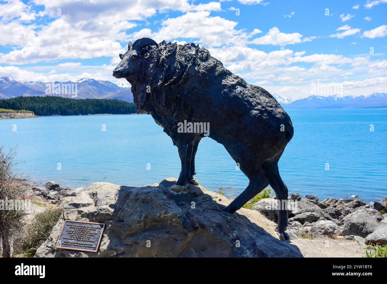 Statua del tahr sulla riva del lago Pukaki (Pūkaki) e delle Alpi meridionali, Canterbury, Isola del Sud, nuova Zelanda Foto Stock