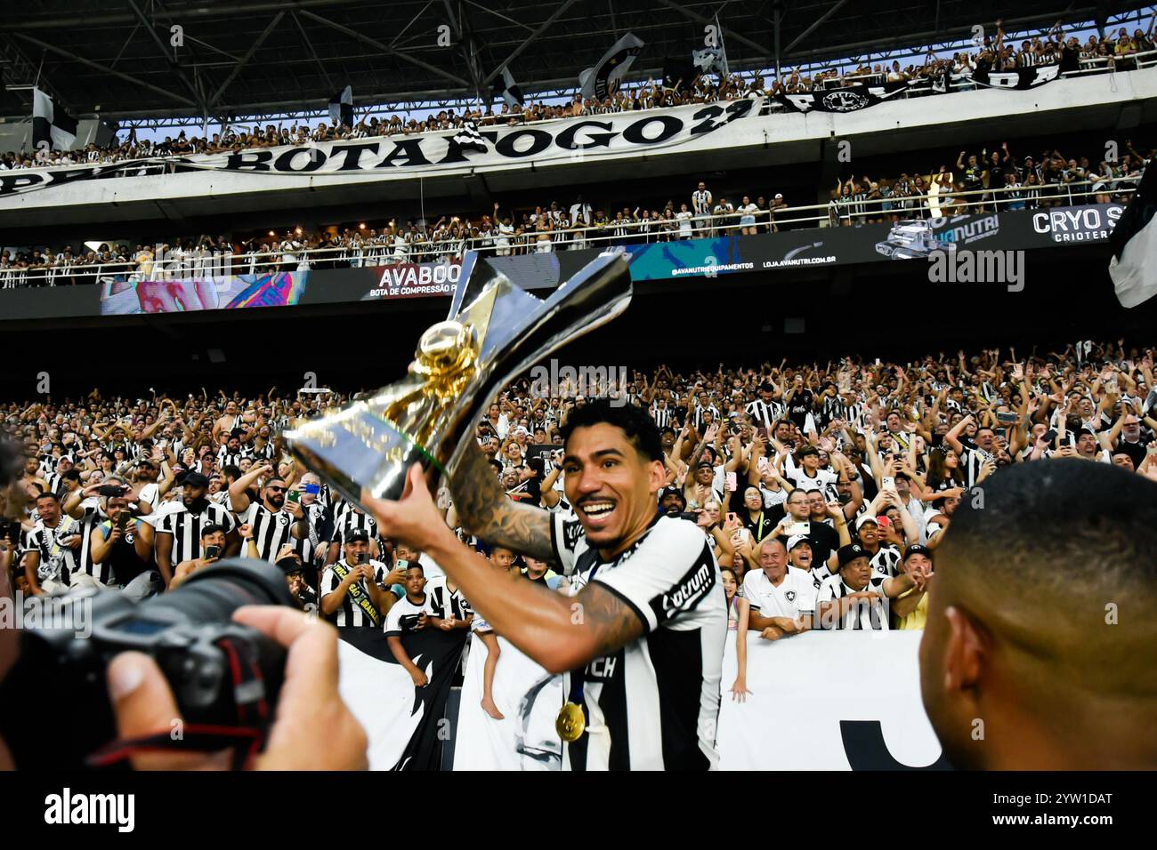 Rio De Janeiro, Brasile. 8 dicembre 2024. Atteso trofeo al Nilton Santos Stadium, giocatori, personale di allenamento e tifosi hanno festeggiato insieme e hanno preso un giro d'onore intorno al campo. Crediti: Carlos Santtos/FotoArena/Alamy Live News Foto Stock