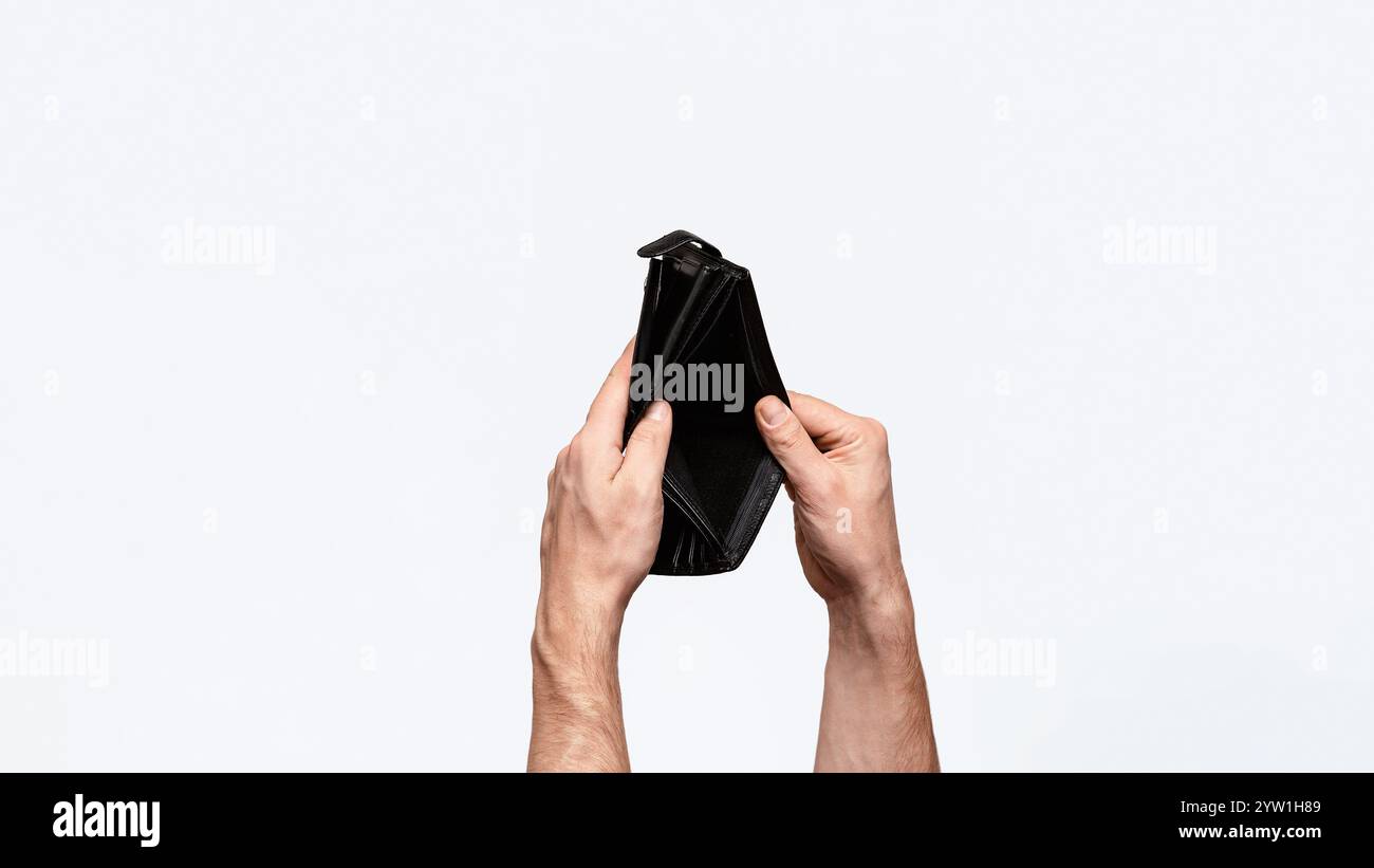 Coronacrisis e fallimento. Primo piano di uomo d'affari con portafoglio vuoto su sfondo bianco, panorama Foto Stock