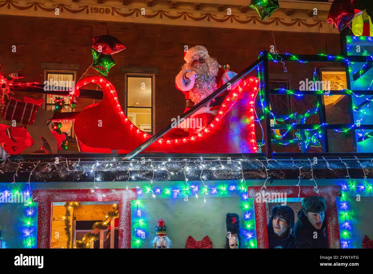 Suffern, NY - US - 7 dicembre 2024 la Suffern Holiday Parade presenta camion dei pompieri illuminati e carri allegorici, che diffondono allegria per le strade del wisconsin Foto Stock
