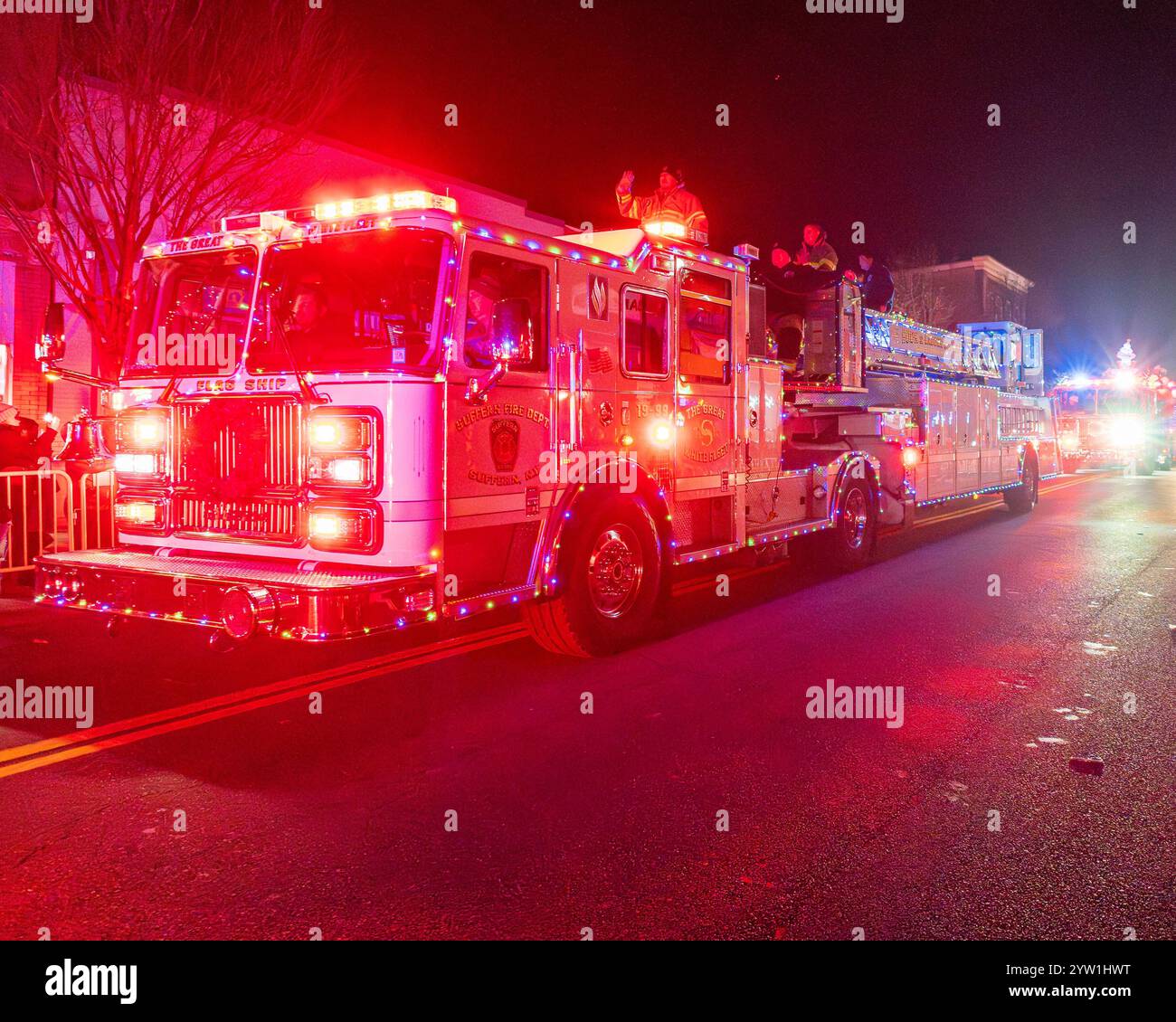 Suffern, NY - US - 7 dicembre 2024 la Suffern Holiday Parade presenta camion dei pompieri illuminati e carri allegorici, che diffondono allegria per le strade del wisconsin Foto Stock
