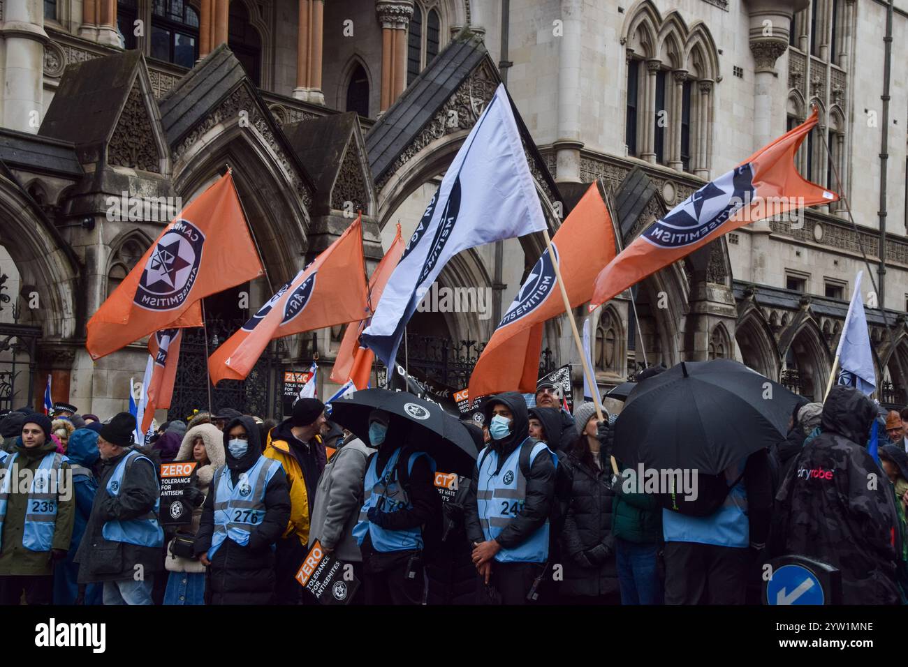 Londra, Regno Unito. 8 dicembre 2024. I manifestanti iniziano la loro marcia accanto alle reali Corti di giustizia. Migliaia di persone hanno marciato nel centro di Londra contro l'antisemitismo e a sostegno di Israele mentre Israele continua i suoi attacchi a Gaza. Crediti: Vuk Valcic/Alamy Live News Foto Stock