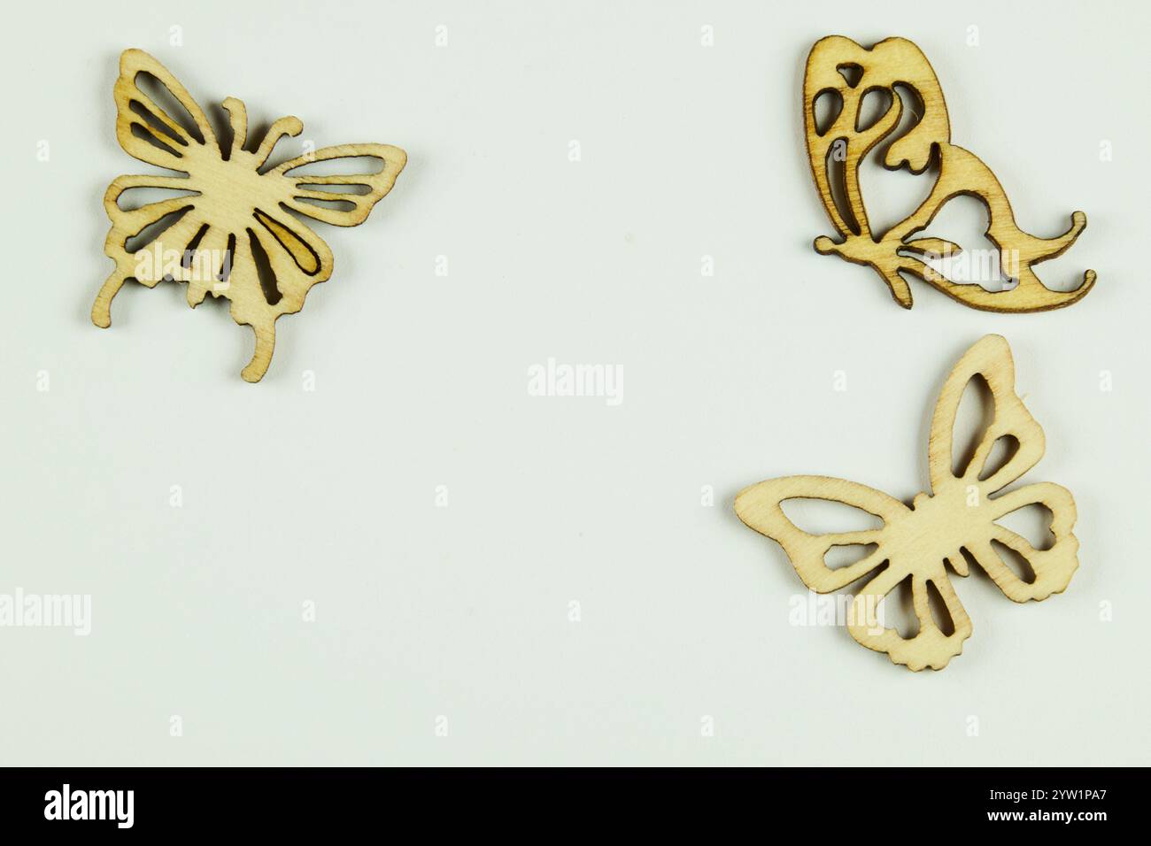 Sfondo di presentazione con figure a forma di farfalla che volano su uno sfondo bianco senza cornice, con spazio per inserire il testo Foto Stock