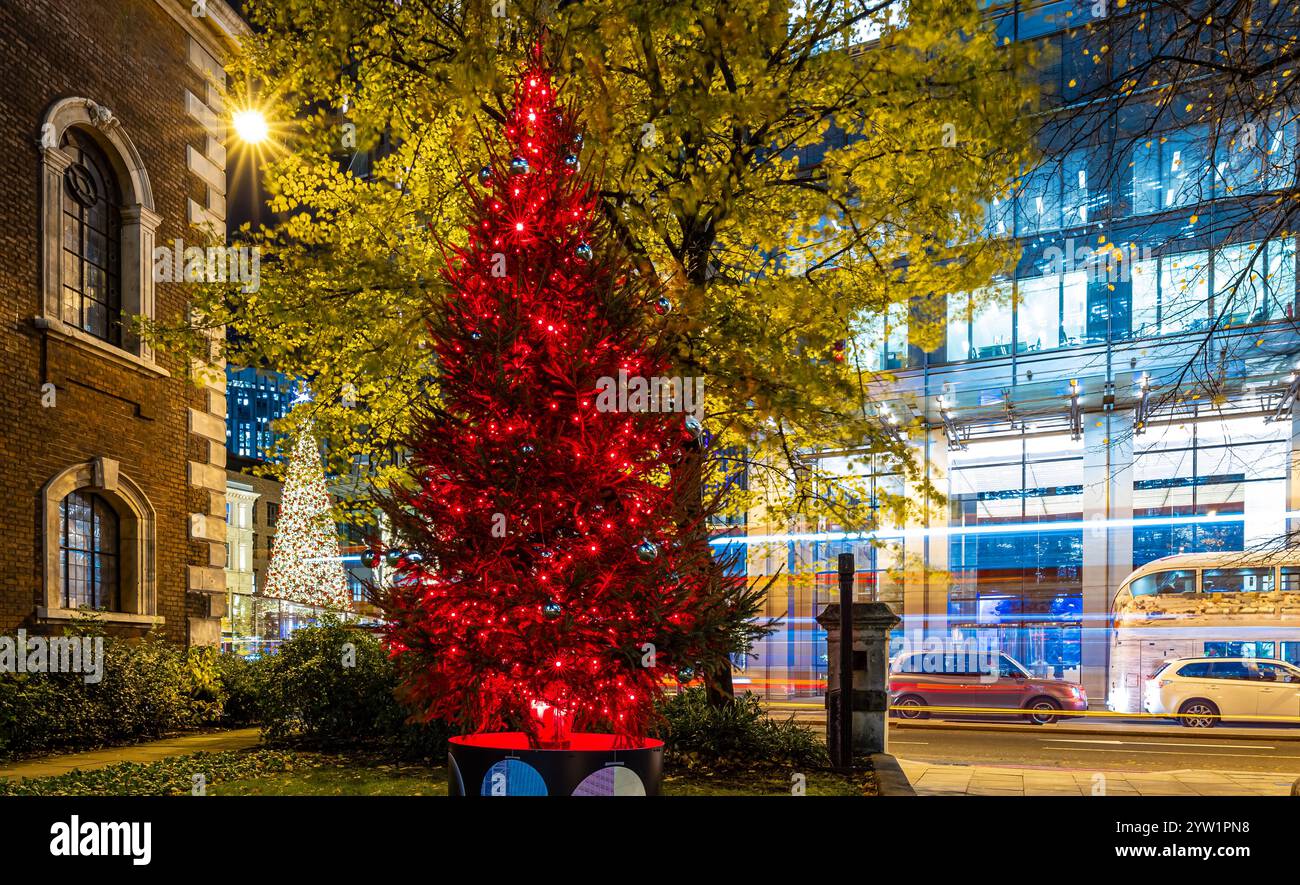 Albero di Natale vicino a Liverpool Street nella City di Londra, Regno Unito Foto Stock
