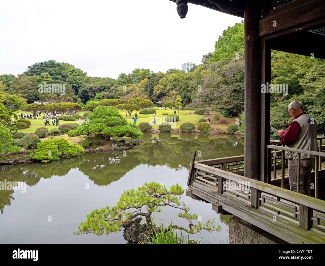 Affacciato sul Giardino Nazionale di Shinjuku Gyoen dal Padiglione Taiwan Foto Stock