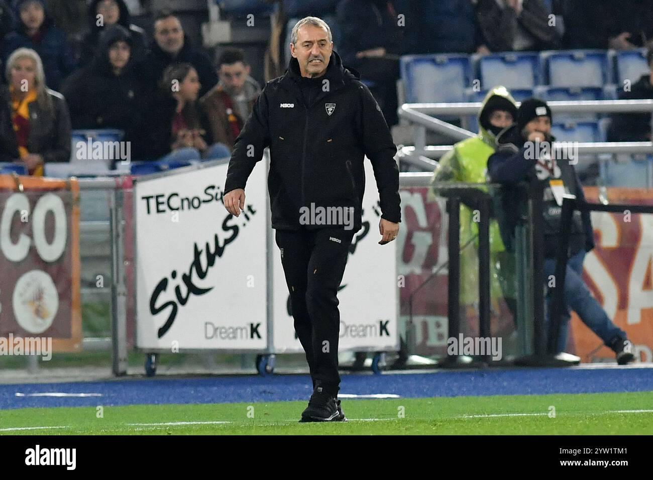 Roma, Italia. 7 dicembre 2024. L'allenatore del Lecce Marco Giampaolo reagisce durante la partita di serie A tra Roma e Lecce allo stadio olimpico. Punteggio finale Roma 4 : 1 Lecce credito: SOPA Images Limited/Alamy Live News Foto Stock