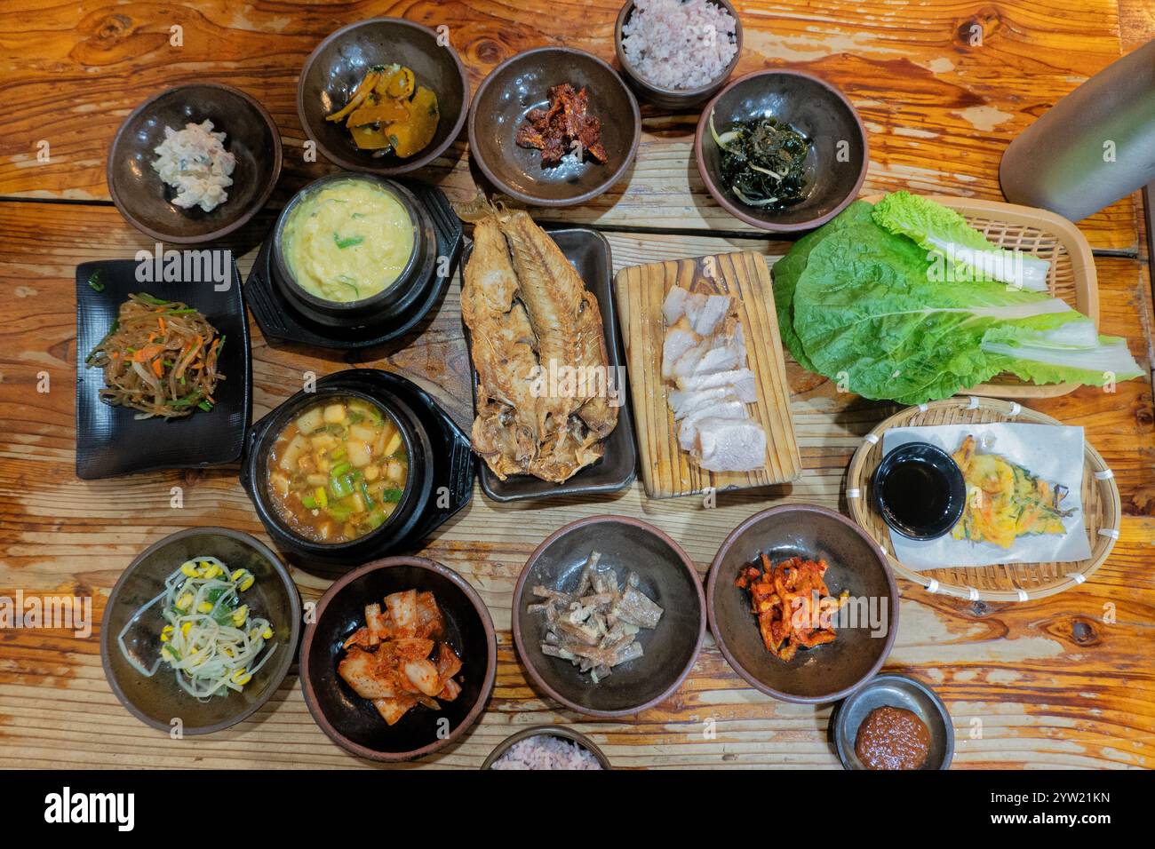 Tradizionale banchetto dell'isola di Jeju, pesce, maiale nero e contorni banchan, Seogwipo, Jeju, Corea del Sud Foto Stock