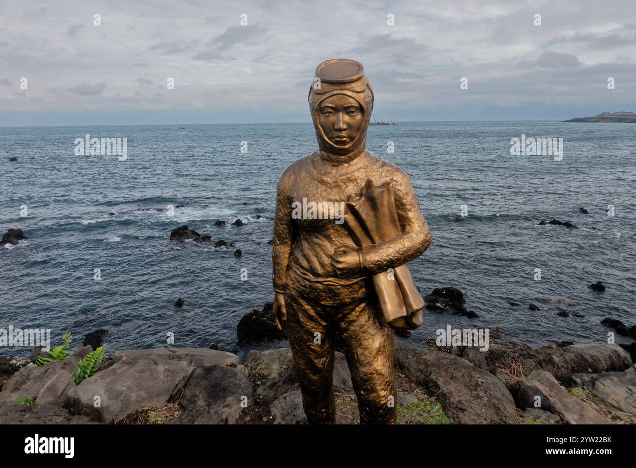 Statua di Haenyo Woman Diver lungo il Jeju Olle Trail, Jeju Island, Corea del Sud Foto Stock