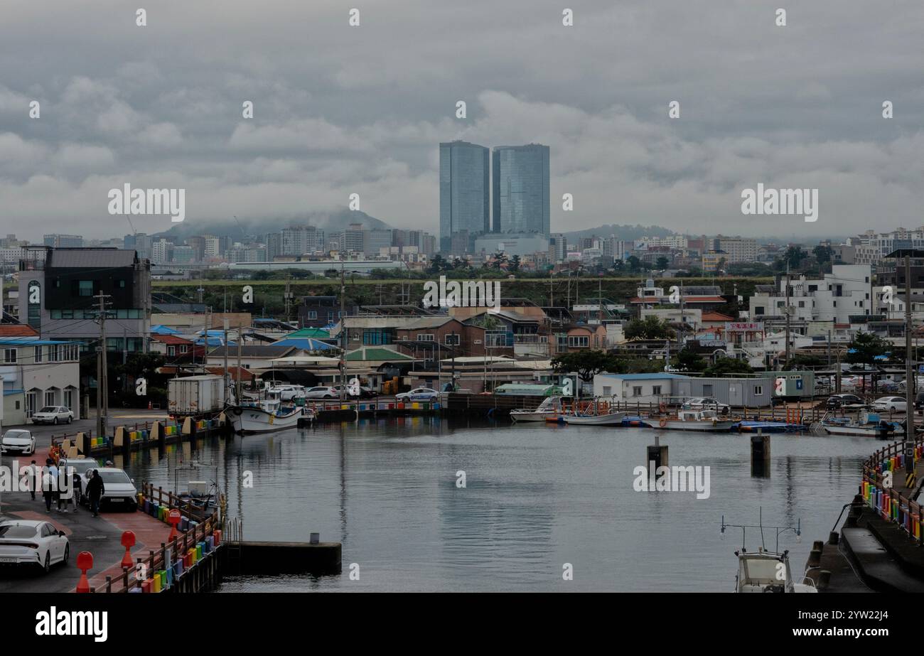 Vista della Torre dei sogni di Jeju dal picco Dodubong, dalla città di Jeju, dall'isola di Jeju, dalla Corea del Sud Foto Stock
