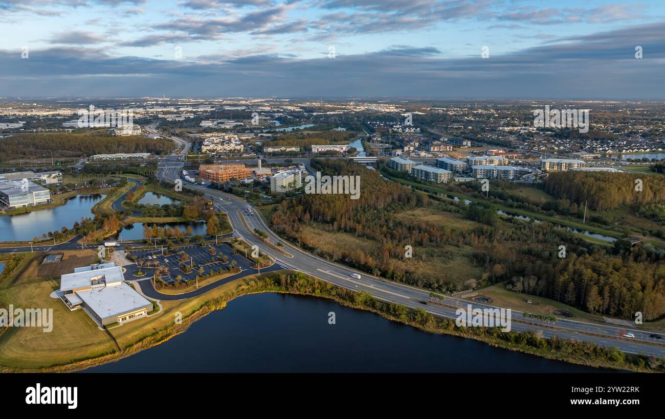 Orlando, FL, USA - 6 dicembre 2024: Vista aerea nel tardo pomeriggio della IAAPA International Association Amusement Parks and Attractions Headquarters Foto Stock