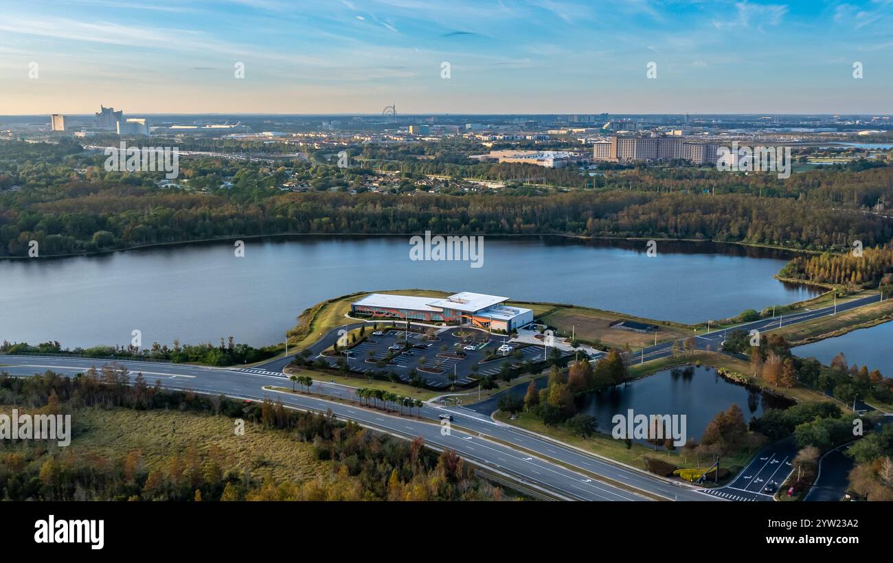Orlando, FL, USA - 6 dicembre 2024: Vista aerea nel tardo pomeriggio della IAAPA International Association Amusement Parks and Attractions Headquarters Foto Stock