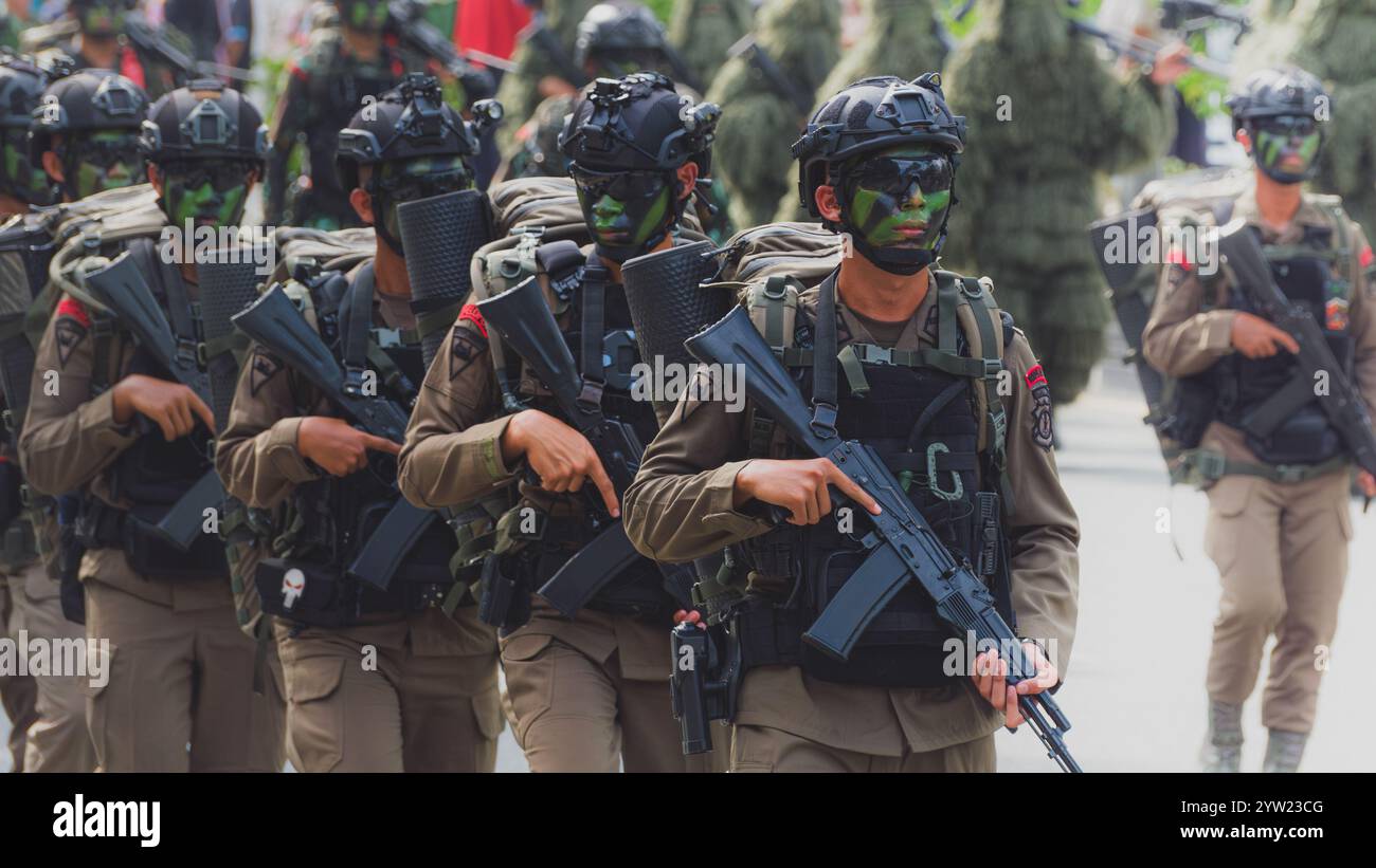 Balikpapan, Indonesia - 9 novembre 2024. , i loro volti sono dipinti con camuffamento e indossano armature per il corpo.. Foto Stock