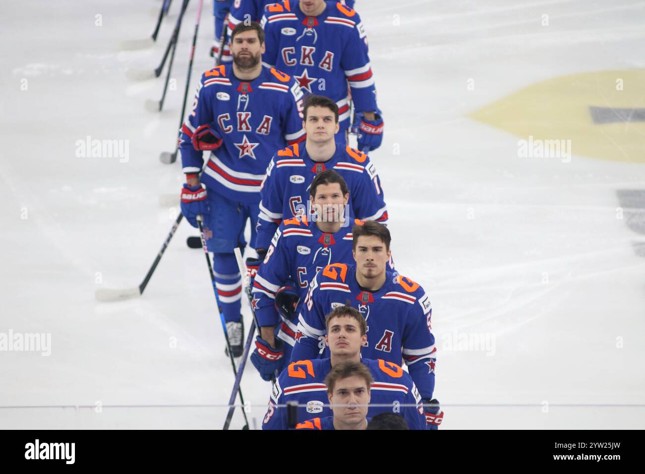 San Pietroburgo, Russia. 8 dicembre 2024. Giocatori dello SKA Hockey Club visti in azione durante la partita di hockey, Kontinental Hockey League 2024/2025 tra SKA San Pietroburgo e Barys Kazakistan al Palazzo degli Sport su ghiaccio. (Punteggio finale; SKA San Pietroburgo 1:0 Barys Kazakistan) (foto di Maksim Konstantinov/SOPA Images/Sipa USA) credito: SIPA USA/Alamy Live News Foto Stock