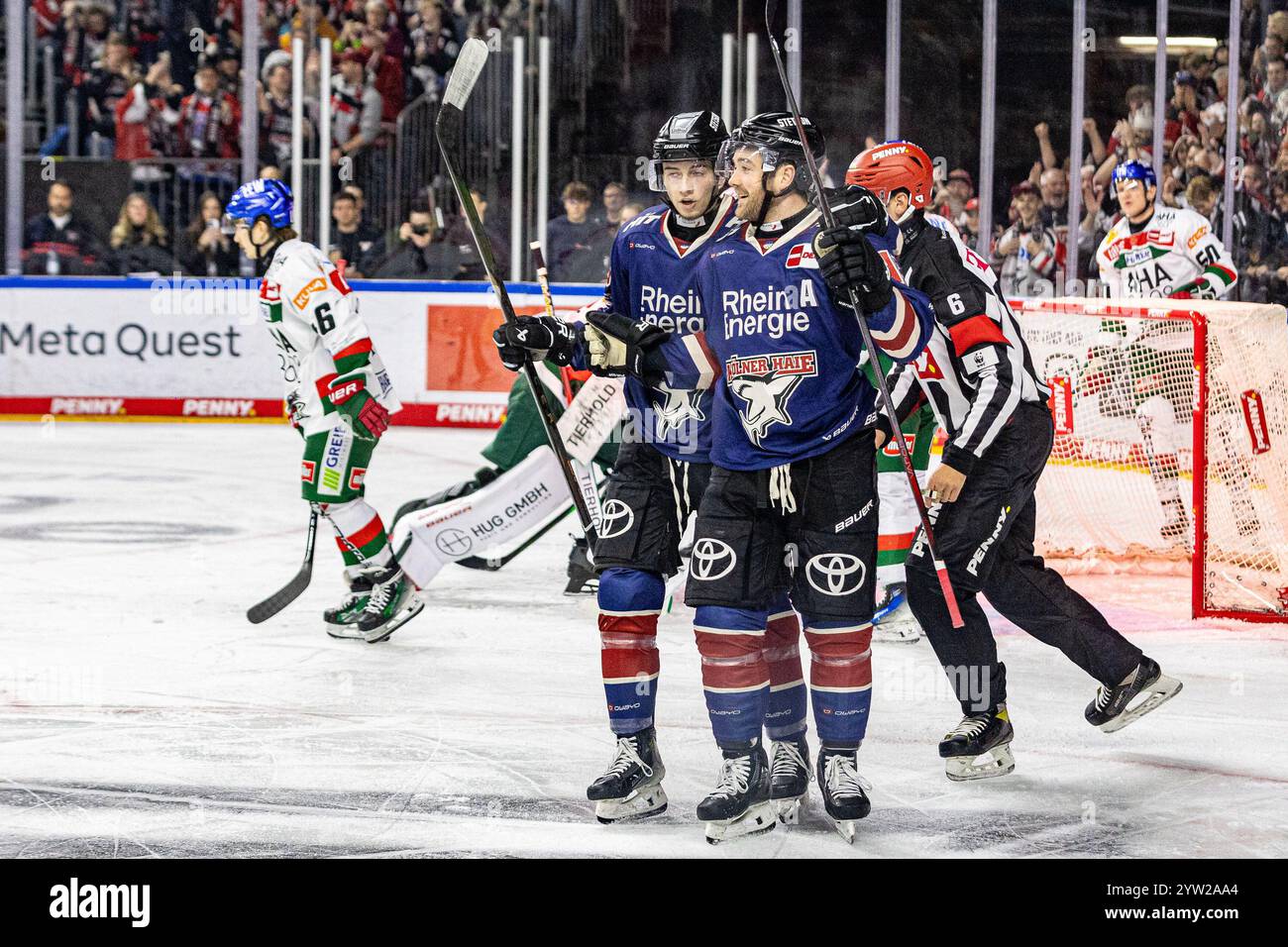 Josh Currie (Koelner Haie, #18) nach dem ersten Seiner beiden Tore gegen Augsburg Koelner Haie (KEC) vs. Augsburger Panther (AEV), Eishockey, Penny DEL, 24. Spieltag, 2024/2025, 08.12.2024 foto: Eibner-Pressefoto/G. Wingender Foto Stock