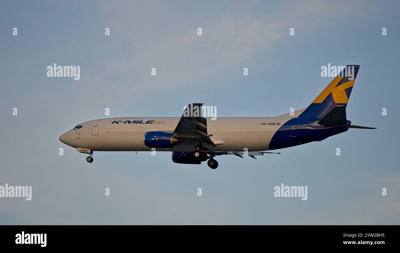 K-Mile Asia è una compagnia aerea cargo espressa registrata in Tailandia B737-400 che arriva all'aeroporto internazionale di Changi Foto Stock